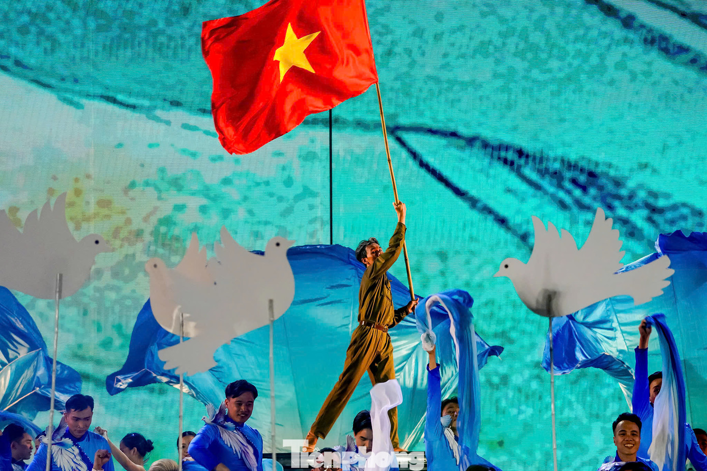 Qua các tiết mục, BTC mong muốn khắc họa bức tranh của đất nước Việt Nam với những thành tựu vĩ đại sau 50 năm thống nhất. Qua các tiết mục, BTC mong muốn khắc họa bức tranh của đất nước Việt Nam với những thành tựu vĩ đại sau 50 năm thống nhất.