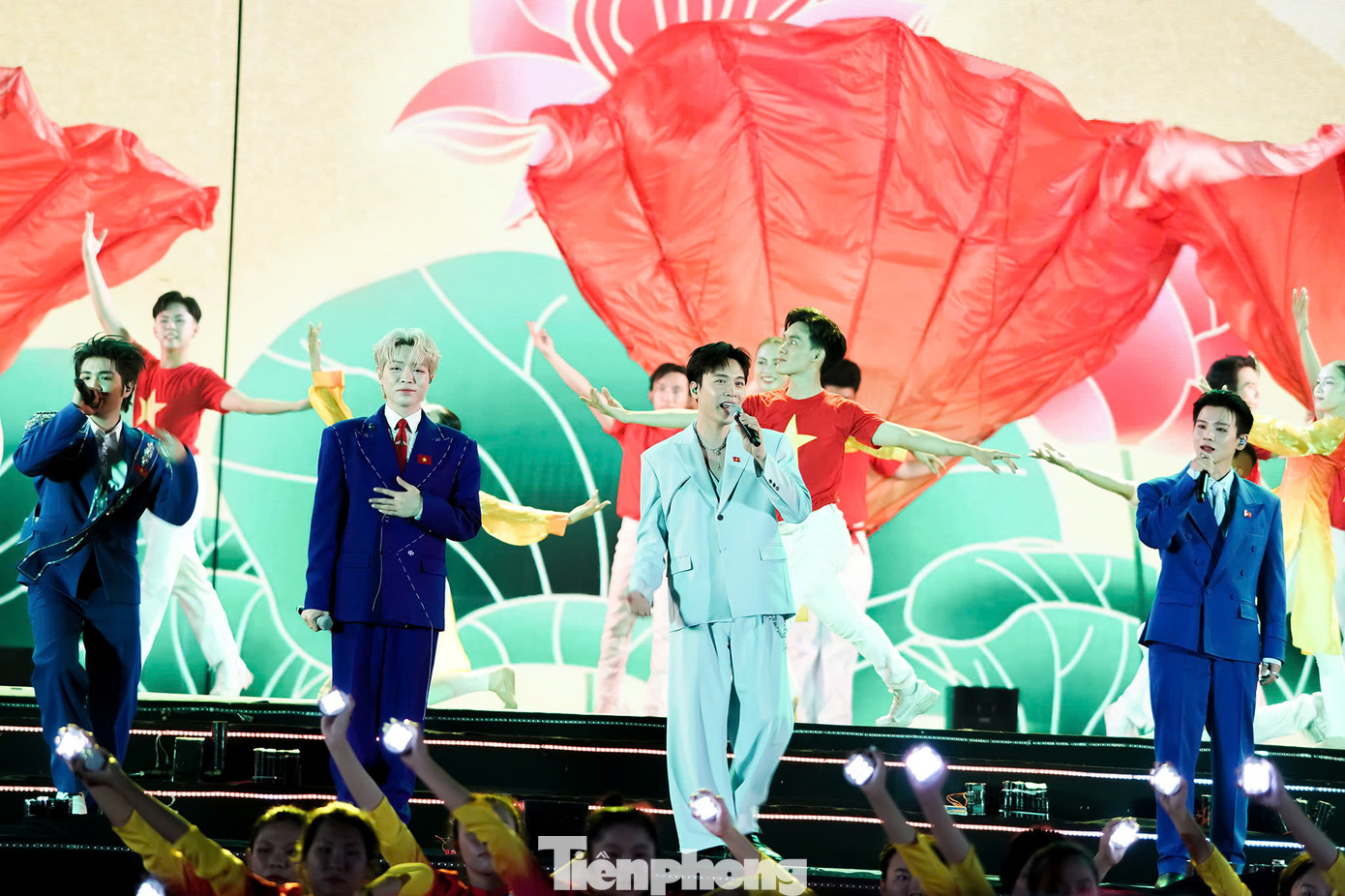 Những ca khúc trong phần cuối của chương trình tượng trưng cho tinh thần lạc quan, tự tin của thế hệ trẻ Việt Nam trong kỷ nguyên mới. Những ca khúc trong phần cuối của chương trình tượng trưng cho tinh thần lạc quan, tự tin của thế hệ trẻ Việt Nam trong kỷ nguyên mới.