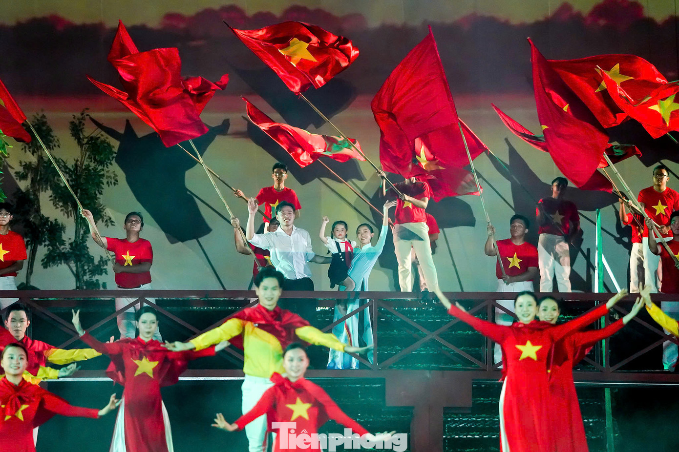 Qua các tiết mục, BTC mong muốn khắc họa bức tranh của đất nước Việt Nam với những thành tựu vĩ đại sau 50 năm thống nhất. Qua các tiết mục, BTC mong muốn khắc họa bức tranh của đất nước Việt Nam với những thành tựu vĩ đại sau 50 năm thống nhất.