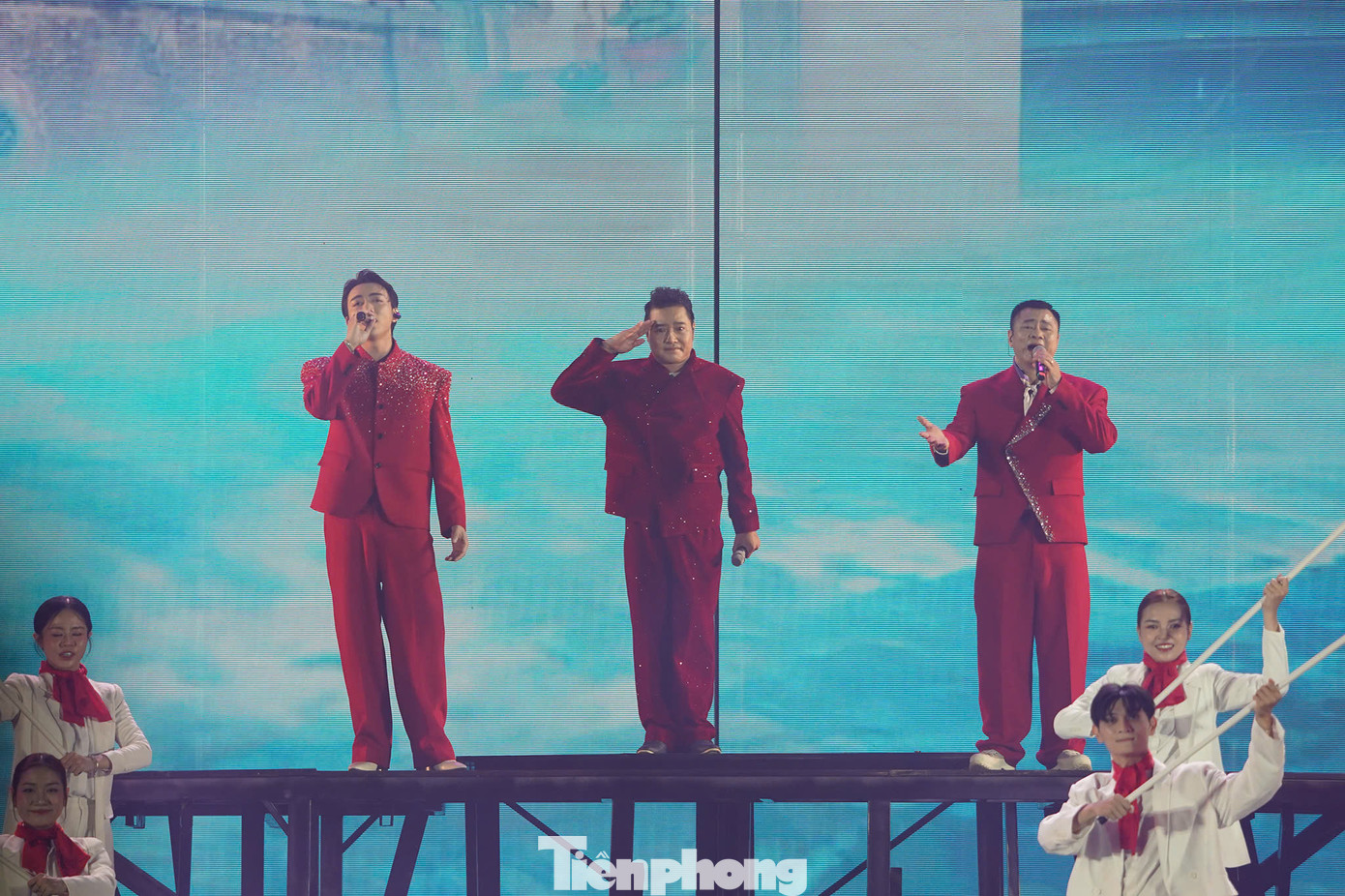 Màn trình diễn của các anh tài: NSND Tự Long, Hồng Sơn, Hà Lê, Soobin gây xúc động. Màn trình diễn của các anh tài: NSND Tự Long, Hồng Sơn, Hà Lê, Soobin gây xúc động.