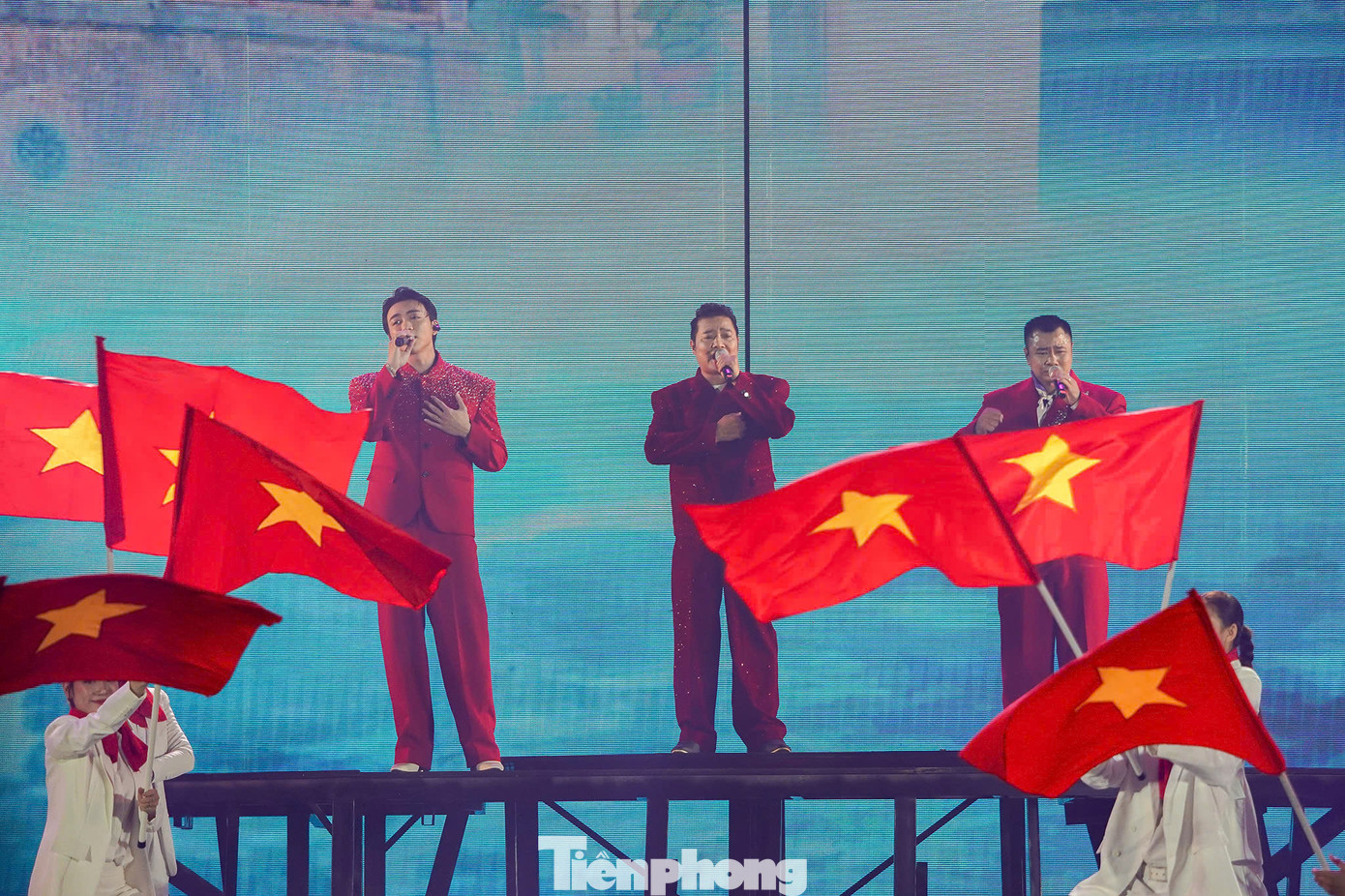 Màn trình diễn của các anh tài: NSND Tự Long, Hồng Sơn, Hà Lê, Soobin gây xúc động. Màn trình diễn của các anh tài: NSND Tự Long, Hồng Sơn, Hà Lê, Soobin gây xúc động.