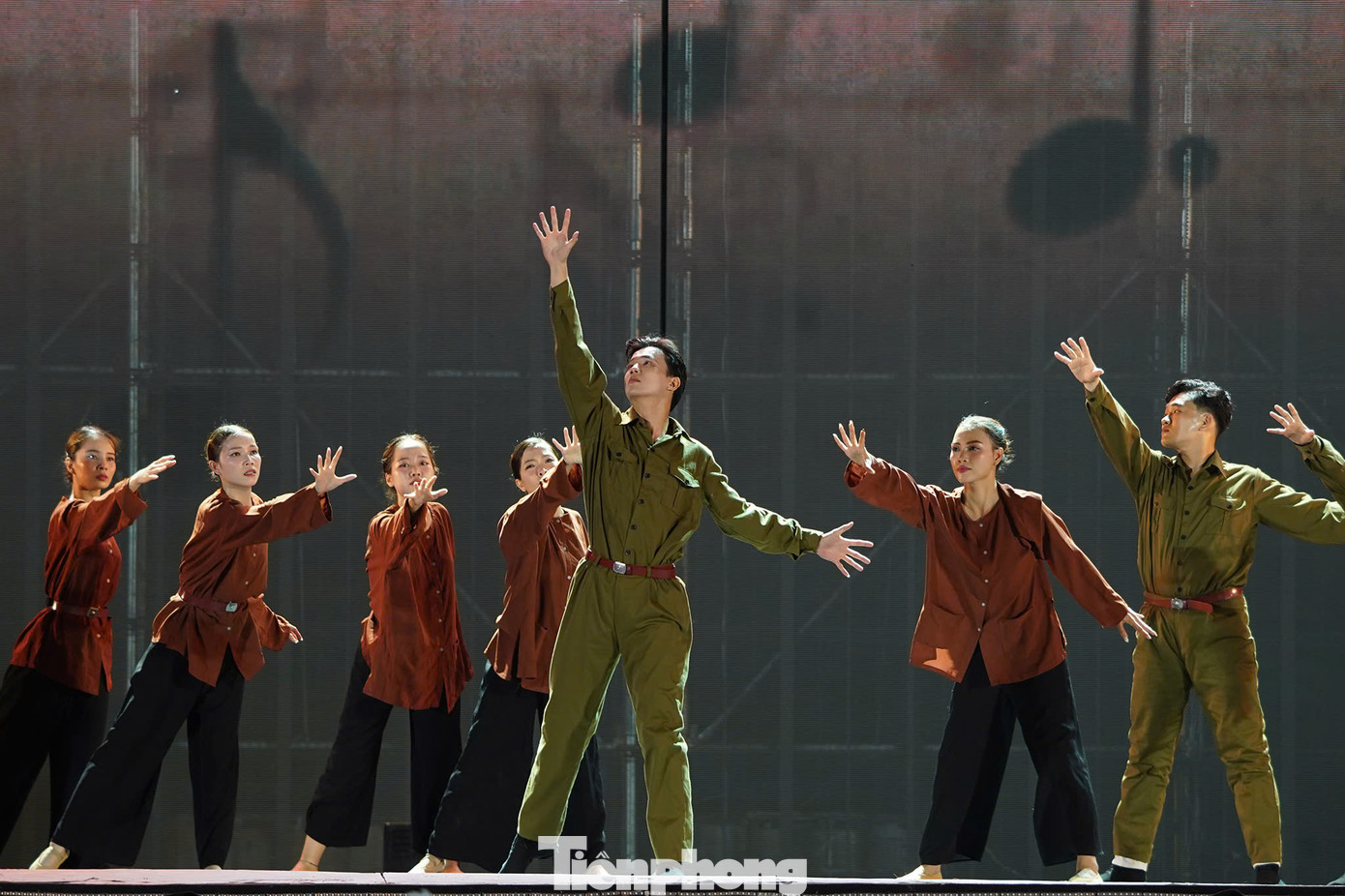 Qua các tiết mục, BTC mong muốn khắc họa bức tranh của đất nước Việt Nam với những thành tựu vĩ đại sau 50 năm thống nhất. Qua các tiết mục, BTC mong muốn khắc họa bức tranh của đất nước Việt Nam với những thành tựu vĩ đại sau 50 năm thống nhất.