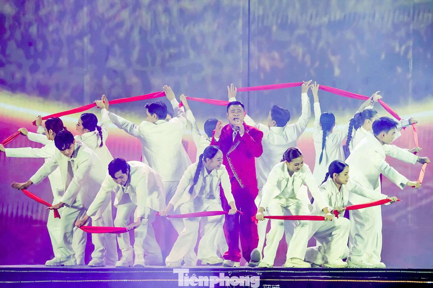 Màn trình diễn của các anh tài: NSND Tự Long, Hồng Sơn, Hà Lê, Soobin gây xúc động. Màn trình diễn của các anh tài: NSND Tự Long, Hồng Sơn, Hà Lê, Soobin gây xúc động.