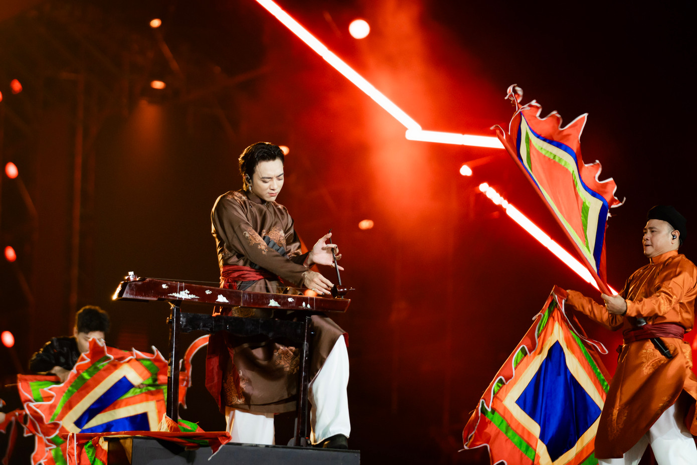 Những ca khúc này là điểm tạo nên sự đặc biệt, góp phần tôn vinh văn hóa truyền thống của đất nước Việt Nam. NSND Tự Long tự hào khi thông qua chương trình các anh tài có thể góp phần đưa nét đẹp văn hóa tới gần khán giả. "Với tất cả mọi người, đặc biệt là giới trẻ, chưa bao giờ chúng tôi thấy văn hóa Việt Nam được lan tỏa một cách rộng rãi như bây giờ. Chúng tôi mong rằng văn hóa không chỉ hiện hữu trên chương trình, concert mà còn có trong cuộc sống của từng người. Tôi mong văn hóa tiếp tục được lan tỏa tới cộng đồng và không bao giờ ngừng nghỉ", NSND Tự Long nói.