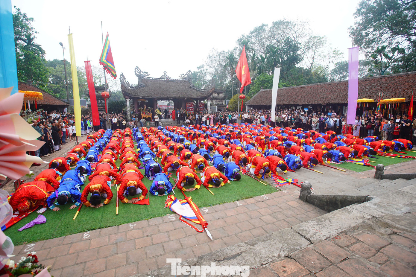 Nghiềm quân có sự tham gia của hàng trăm người dân làng Giá. Phần lớn người tham dự nghiềm quân là người trẻ, trai tráng trong làng.