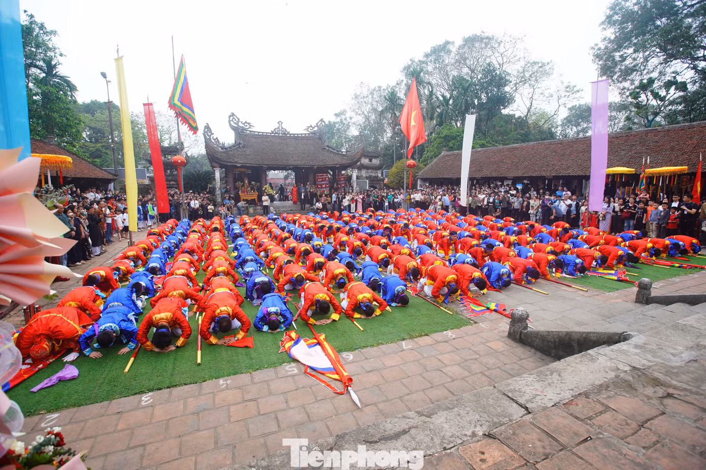 Nghiềm quân có sự tham gia của hàng trăm người dân làng Giá. Phần lớn người tham dự nghiềm quân là người trẻ, trai tráng trong làng.