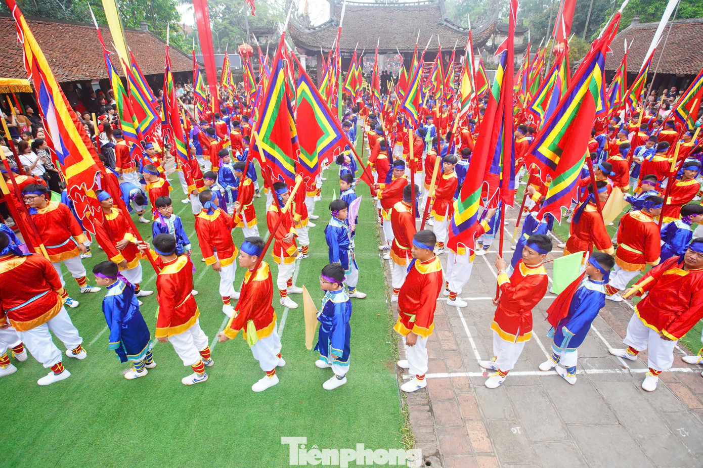 Nghiềm quân có sự tham gia của hàng trăm người dân làng Giá. Phần lớn người tham dự nghiềm quân là người trẻ, trai tráng trong làng.