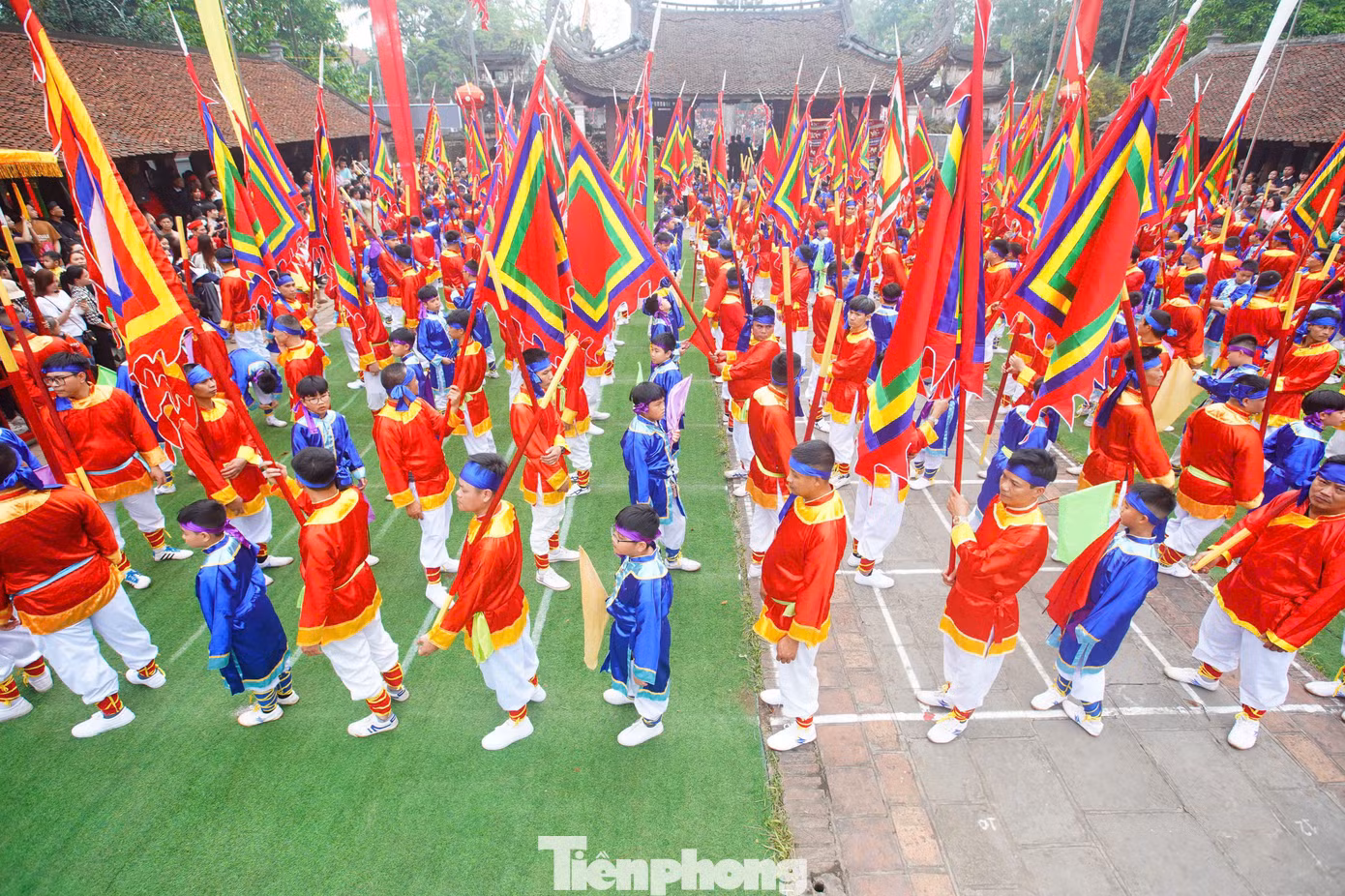 Nghiềm quân có sự tham gia của hàng trăm người dân làng Giá. Phần lớn người tham dự nghiềm quân là người trẻ, trai tráng trong làng.