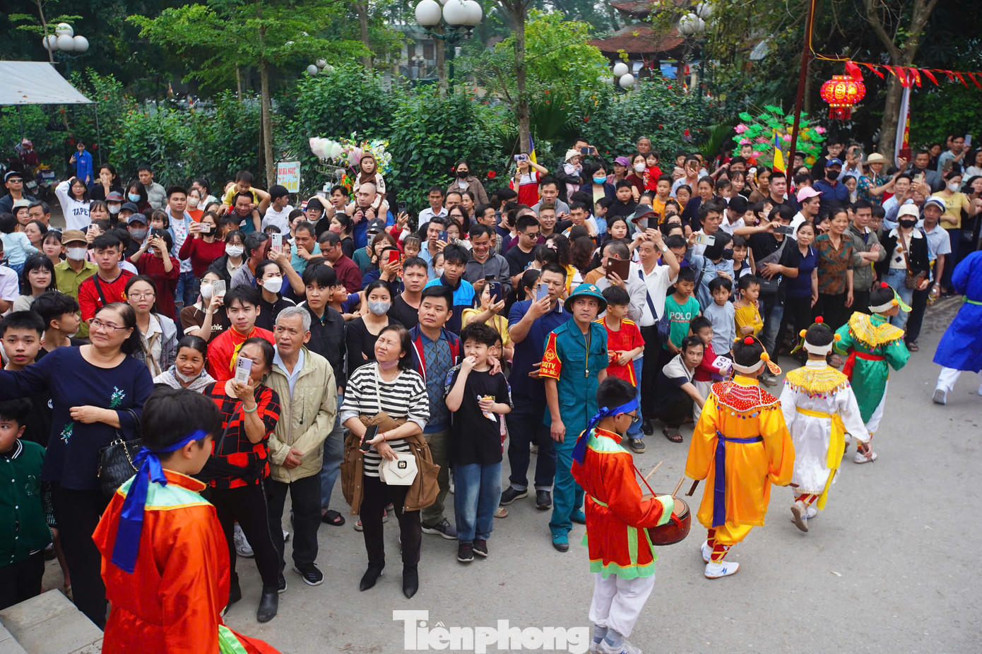 Nhiều người có mặt từ sớm để chiếm được chỗ đẹp xem trọn vẹn được lễ rước, nghiềm quân 5 năm mới có một lần.