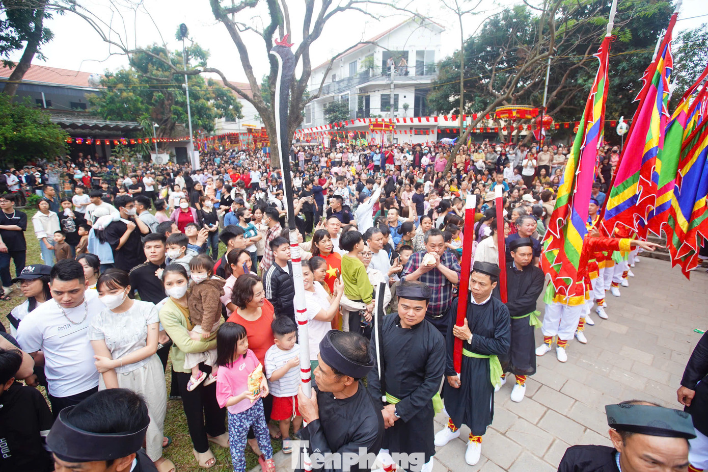 Nhiều người có mặt từ sớm để chiếm được chỗ đẹp xem trọn vẹn được lễ rước, nghiềm quân 5 năm mới có một lần.
