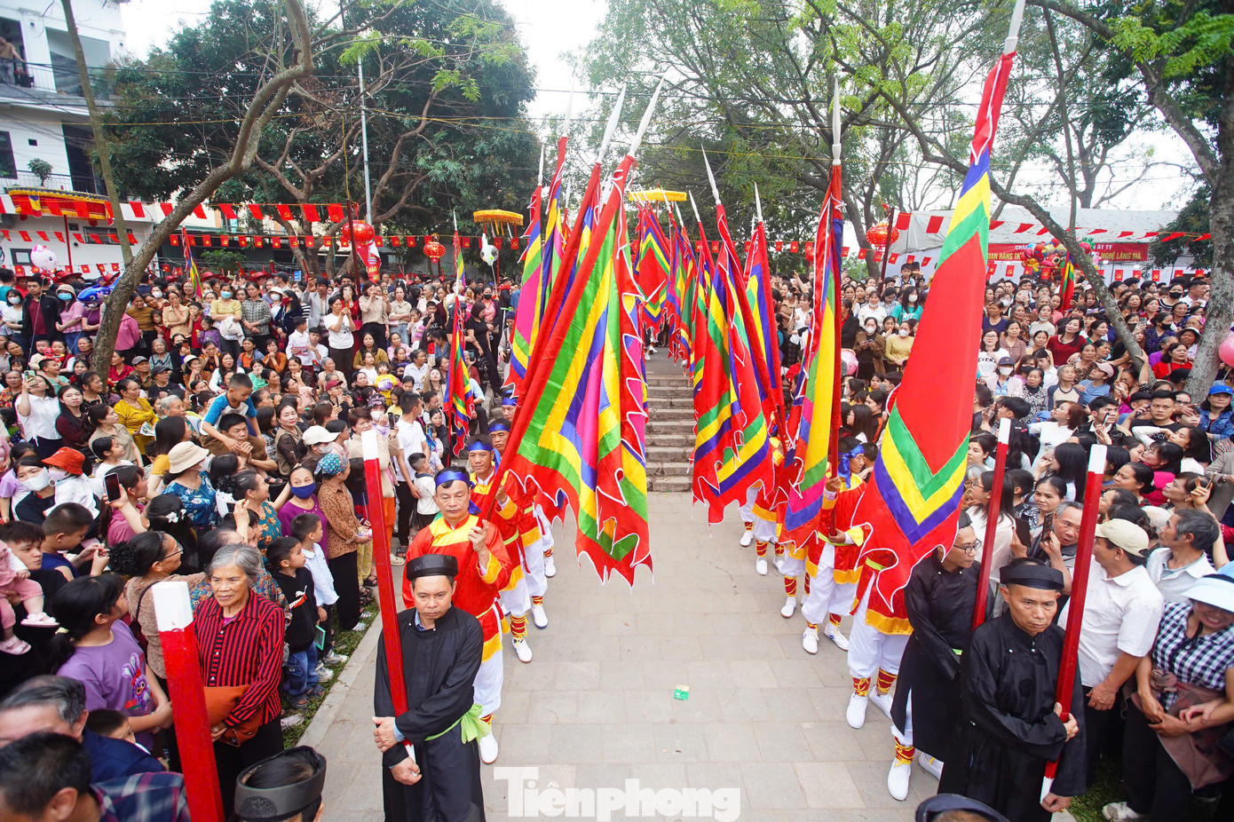 Nhiều người có mặt từ sớm để chiếm được chỗ đẹp xem trọn vẹn được lễ rước, nghiềm quân 5 năm mới có một lần.