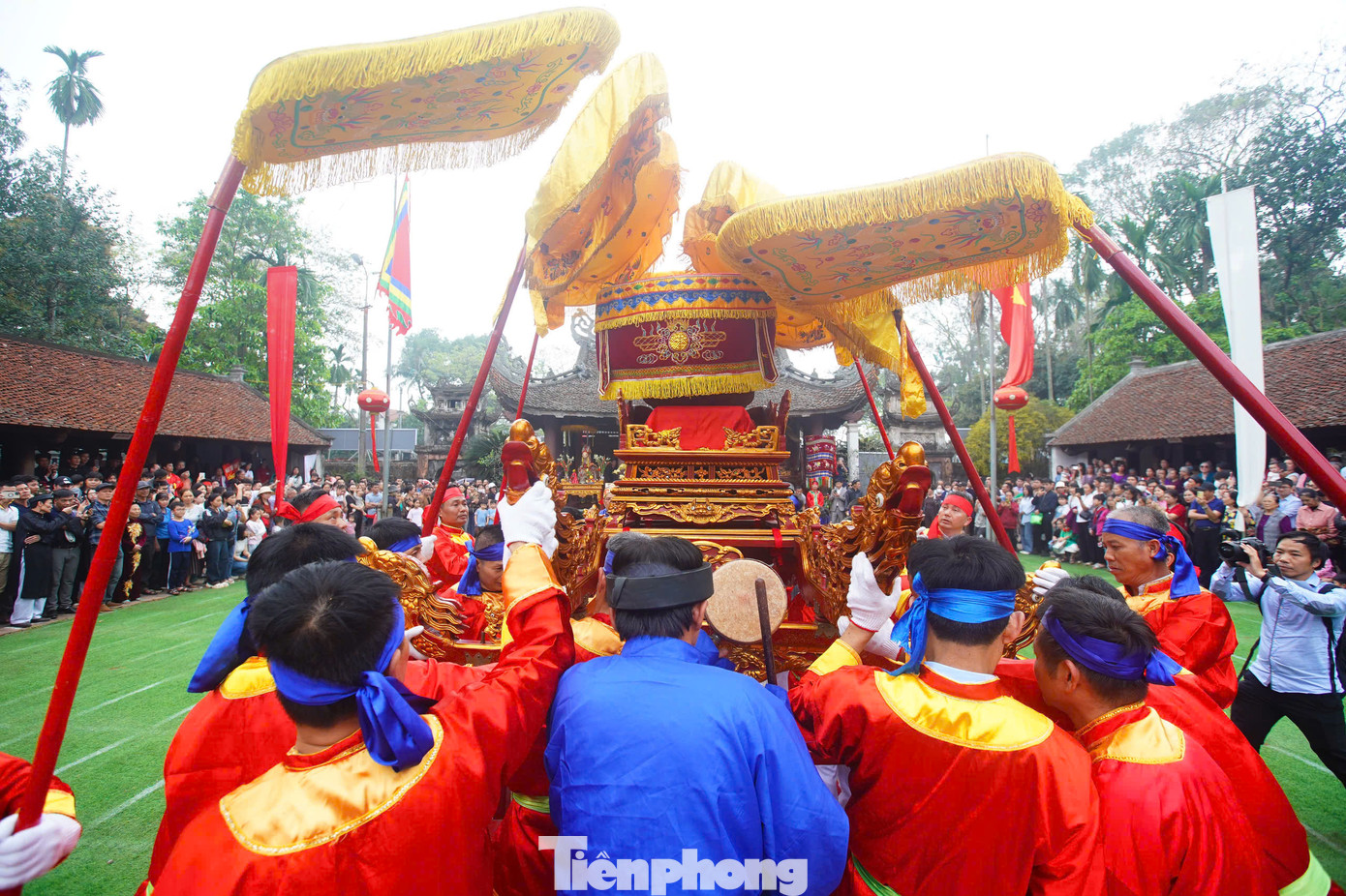 Điểm nhấn của lễ hội làng Giá là nghi thức rước giá. Ngoài ra, nghiềm quân - trò diễn tái hiện trận đánh của tướng quân Lý Phục Man với giặc Lương, giúp vua Lý Nam Đế lập nước Vạn Xuân - được dân làng, du khách thập phương chờ đón.