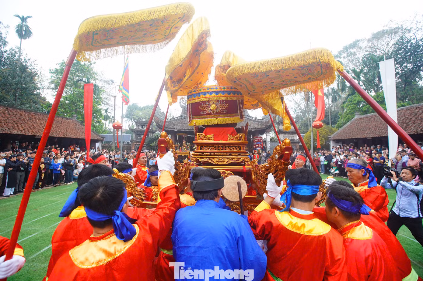 Điểm nhấn của lễ hội làng Giá là nghi thức rước giá. Ngoài ra, nghiềm quân - trò diễn tái hiện trận đánh của tướng quân Lý Phục Man với giặc Lương, giúp vua Lý Nam Đế lập nước Vạn Xuân - được dân làng, du khách thập phương chờ đón.