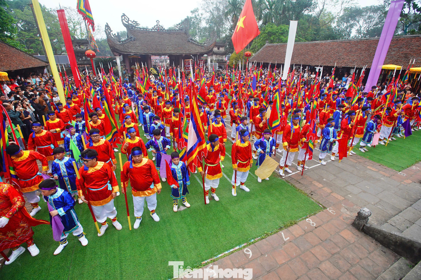 Nghiềm quân có sự tham gia của hàng trăm người dân làng Giá. Phần lớn người tham dự nghiềm quân là người trẻ, trai tráng trong làng.