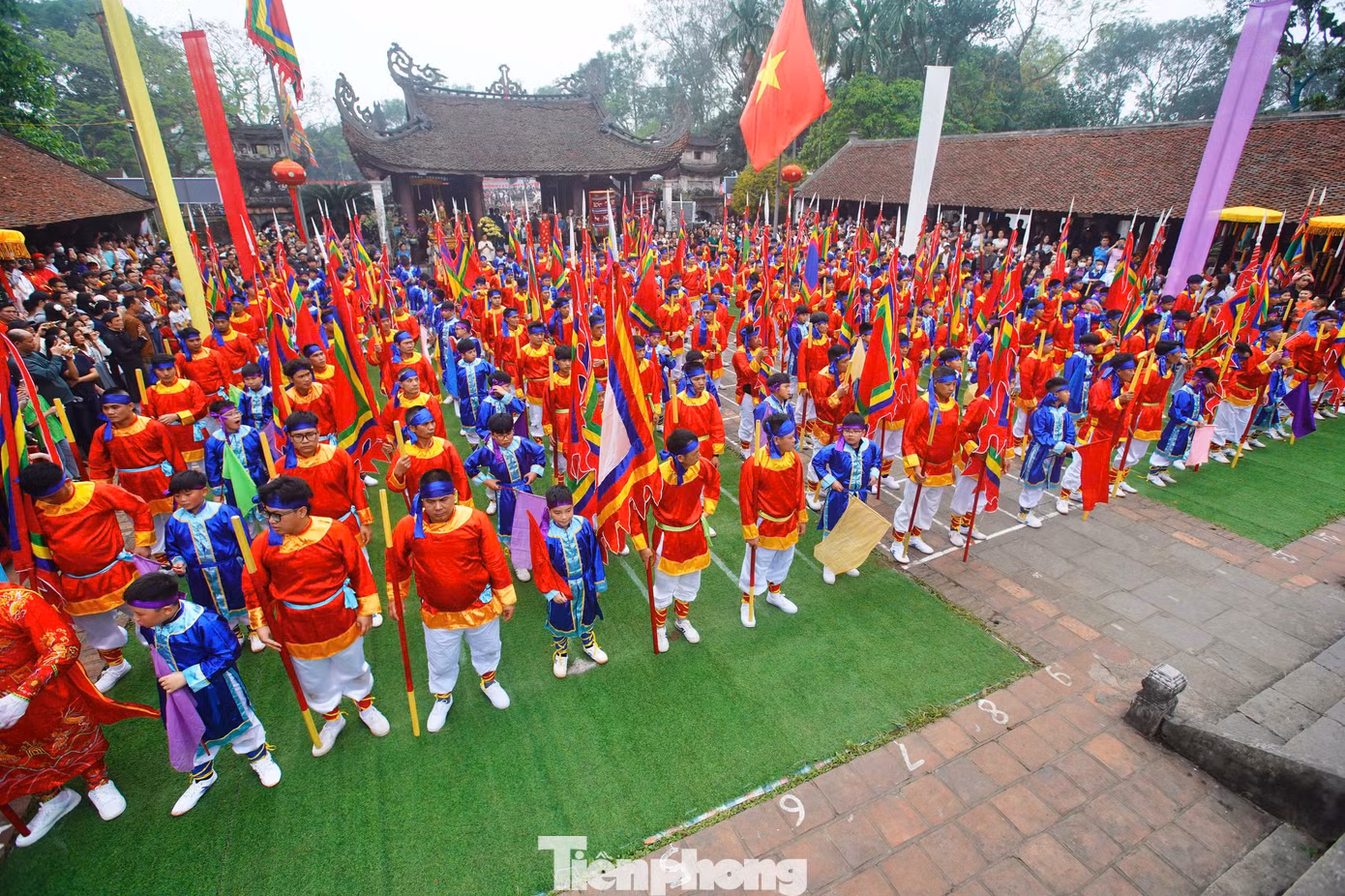 Nghiềm quân có sự tham gia của hàng trăm người dân làng Giá. Phần lớn người tham dự nghiềm quân là người trẻ, trai tráng trong làng.