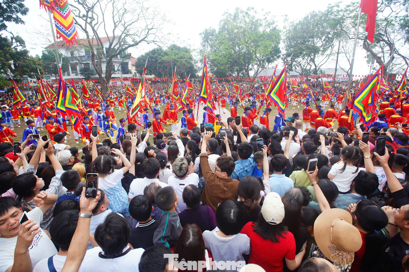 Lễ hội thu hút hàng nghìn người tham dự. Nghiềm quân với quy mô hàng trăm người là màn trình diễn đặc sắc trong lòng công chúng. &quot;Để biểu diễn nghiềm quân phải mất cả tháng chuẩn bị, luyện tập lại chỉ diễn 5 năm/lần, chúng tôi không muốn bỏ lỡ&quot;, &quot;Đại đám 5 năm mới có một lần nên tôi đến từ sớm, chọn chỗ đẹp để xem được toàn cảnh nghiềm quân&quot;... là những chia sẻ của người dân làng Giá.