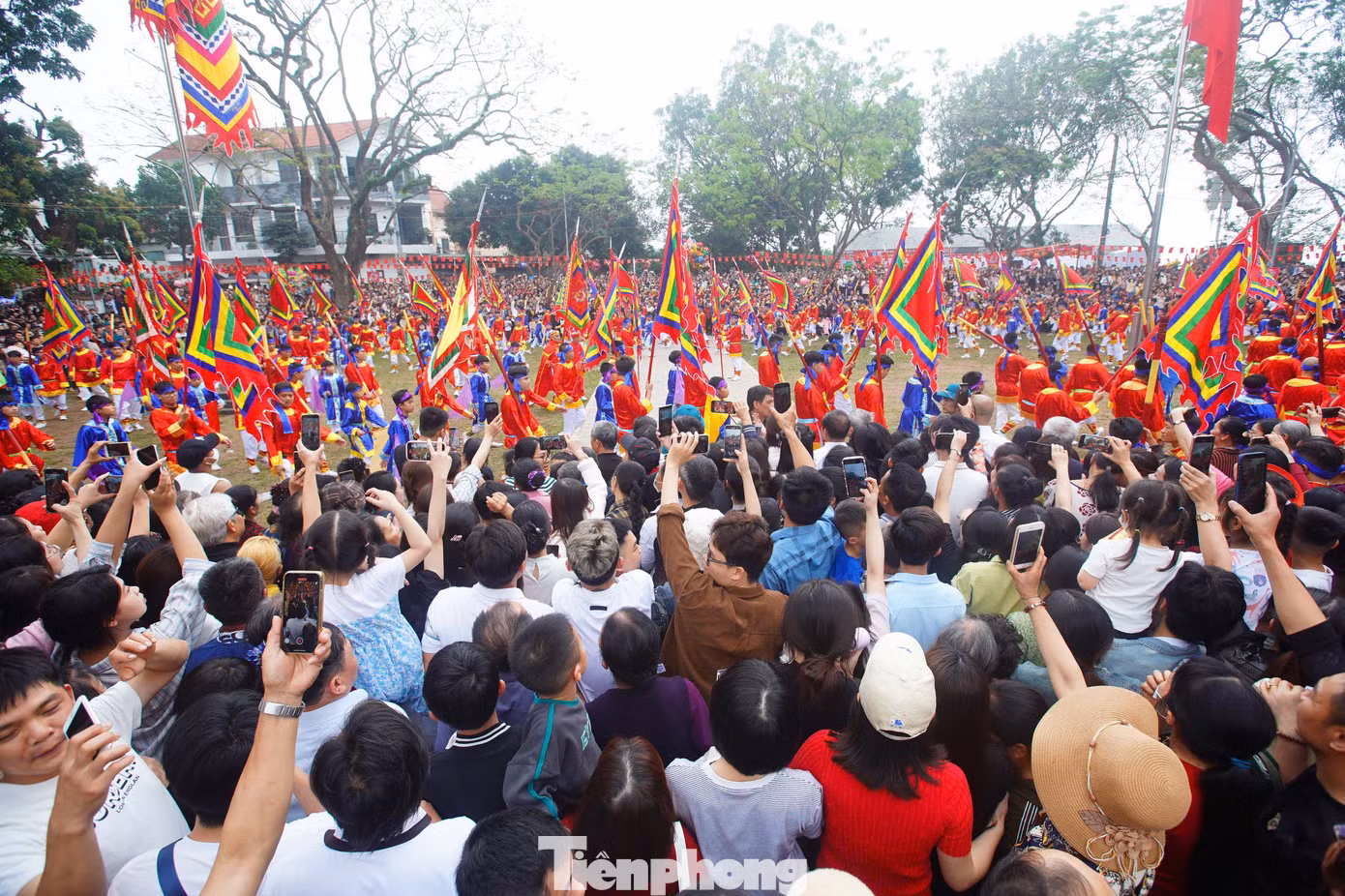 Lễ hội thu hút hàng nghìn người tham dự. Nghiềm quân với quy mô hàng trăm người là màn trình diễn đặc sắc trong lòng công chúng. "Để biểu diễn nghiềm quân phải mất cả tháng chuẩn bị, luyện tập lại chỉ diễn 5 năm/lần, chúng tôi không muốn bỏ lỡ", "Đại đám 5 năm mới có một lần nên tôi đến từ sớm, chọn chỗ đẹp để xem được toàn cảnh nghiềm quân"... là những chia sẻ của người dân làng Giá.
