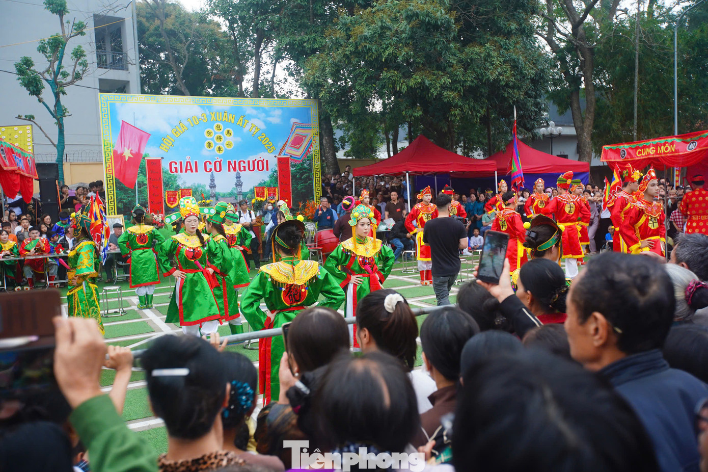 Lễ hội diễn ra đến hết ngày 9/4 (12/3 âm lịch), với các hoạt động tế lễ cổ truyền, nghiềm quân vào các buổi chiều hàng ngày. Bên cạnh đó là hoạt động thi đấu cờ người, vật dân tộc, văn nghệ chiếu chèo, các trò chơi dân gian...