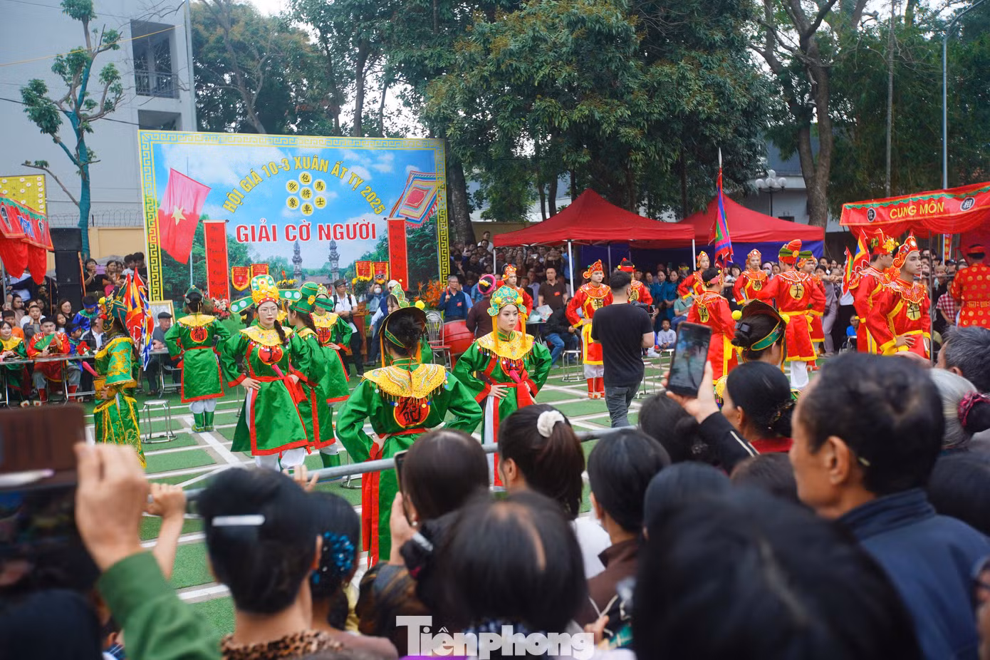 Lễ hội diễn ra đến hết ngày 9/4 (12/3 âm lịch), với các hoạt động tế lễ cổ truyền, nghiềm quân vào các buổi chiều hàng ngày. Bên cạnh đó là hoạt động thi đấu cờ người, vật dân tộc, văn nghệ chiếu chèo, các trò chơi dân gian...