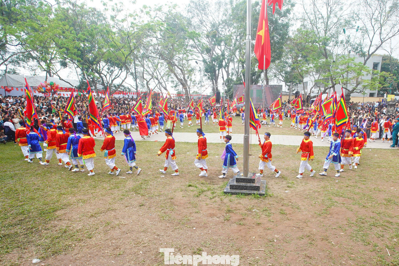Theo hiệu trống thúc, quân đi từ trong Quán Giá ra sân rồi di chuyển vòng tròn, từ ngoài vào trong, tạo nên những vòng xoáy, càng vào trong quân càng di chuyển với tốc độ cao, cùng những tiếng hô vang.
