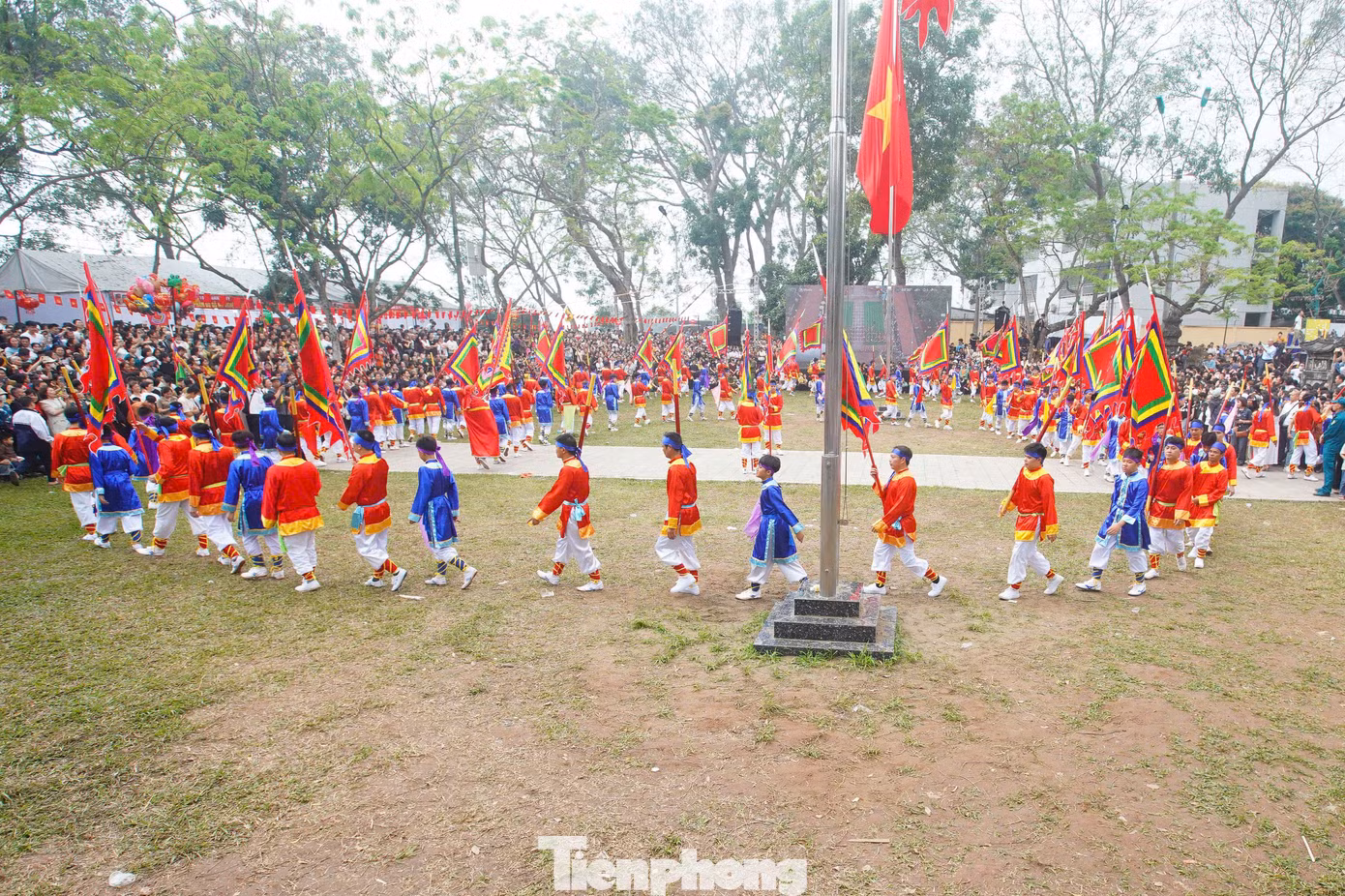 Theo hiệu trống thúc, quân đi từ trong Quán Giá ra sân rồi di chuyển vòng tròn, từ ngoài vào trong, tạo nên những vòng xoáy, càng vào trong quân càng di chuyển với tốc độ cao, cùng những tiếng hô vang.