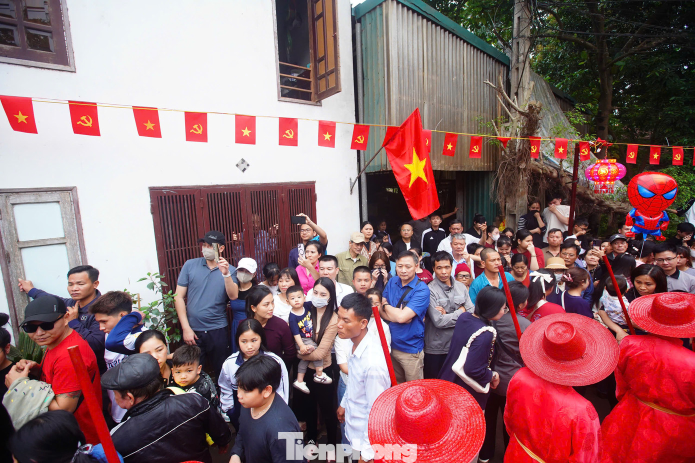 Nhiều người có mặt từ sớm để chiếm được chỗ đẹp xem trọn vẹn được lễ rước, nghiềm quân 5 năm mới có một lần.