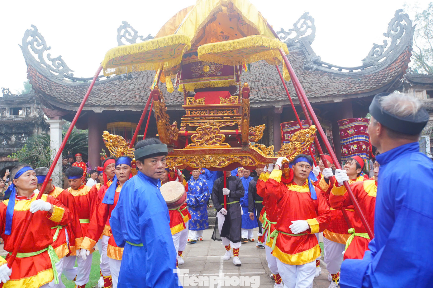 Theo Thần Tích tại Quán Giá, Thái úy Lý Phục Man nổi tiếng là người giỏi võ nghệ, có tài thuần trị được voi. Là một trung thần có nhiều công lao, nên khi mất, ông được nhân dân nhiều nơi tôn thờ làm Thành hoàng làng.