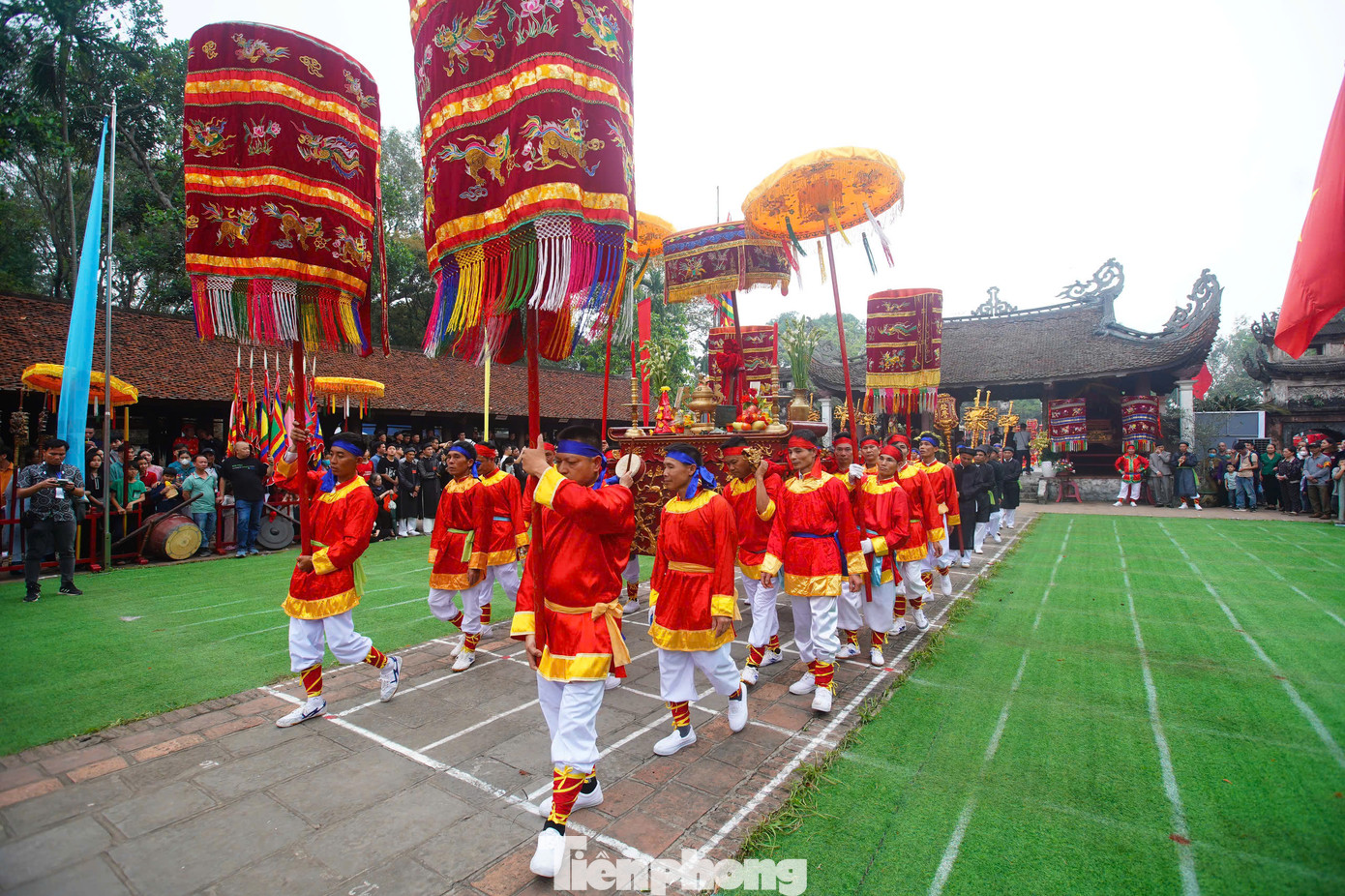 Nghi lễ rước kiệu, nghiềm quân bắt đầu từ đầu giờ chiều ngày 7/4. Để chuẩn bị cho nghiềm quân, người dân làng Giá đã mất gần một tháng để chuẩn bị, luyện tập.