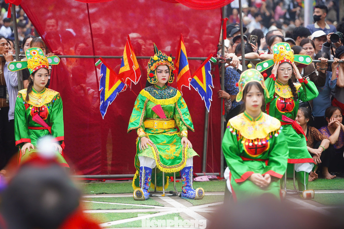 Lễ hội diễn ra đến hết ngày 9/4 (12/3 âm lịch), với các hoạt động tế lễ cổ truyền, nghiềm quân vào các buổi chiều hàng ngày. Bên cạnh đó là hoạt động thi đấu cờ người, vật dân tộc, văn nghệ chiếu chèo, các trò chơi dân gian...