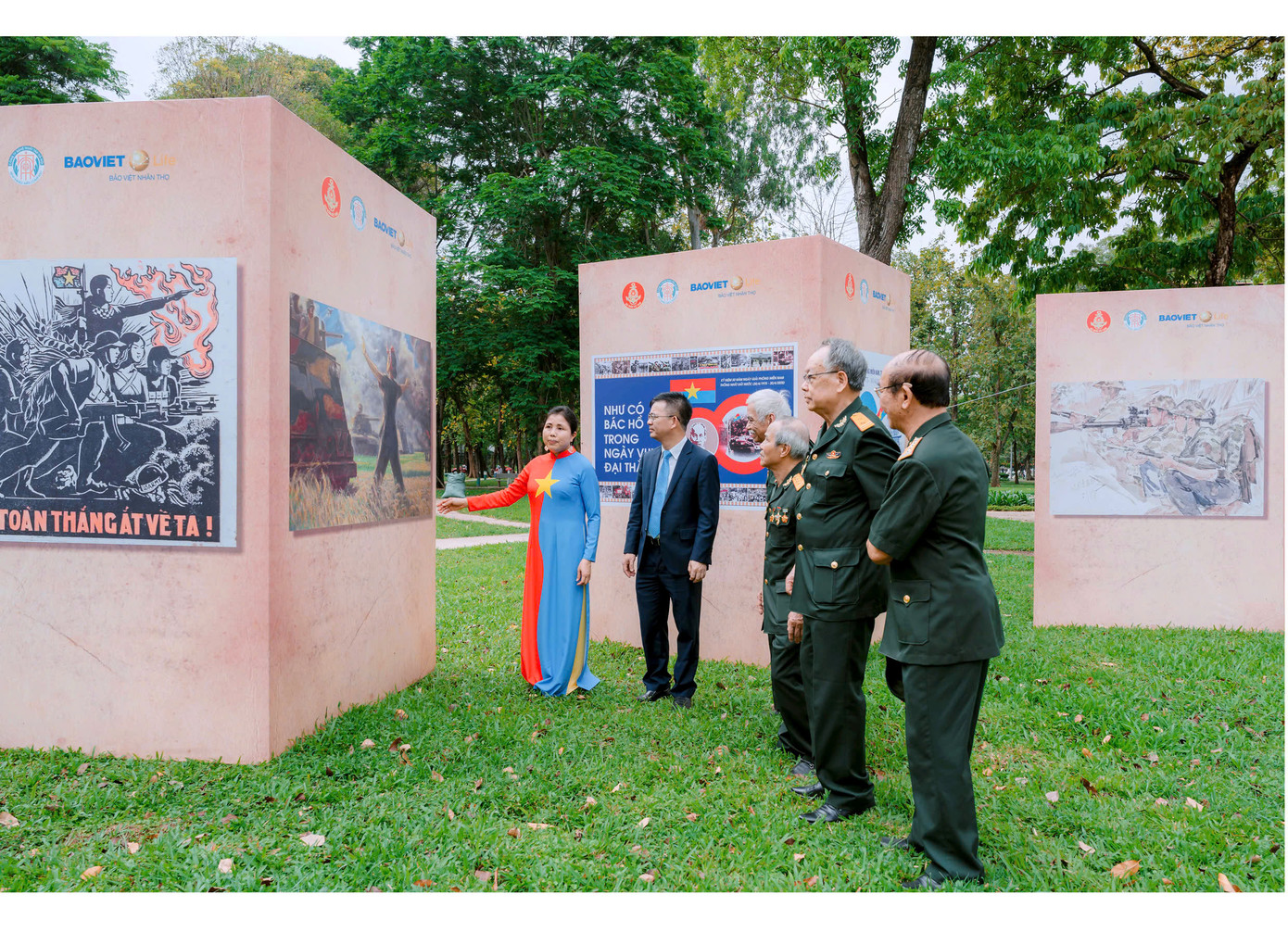 Triển lãm mỹ thuật Bài ca thống nhất khai mạc ngày 25/4 tại khuôn viên công viên Thống Nhất (Hà Nội). Triển lãm mỹ thuật Bài ca thống nhất khai mạc ngày 25/4 tại khuôn viên công viên Thống Nhất (Hà Nội).