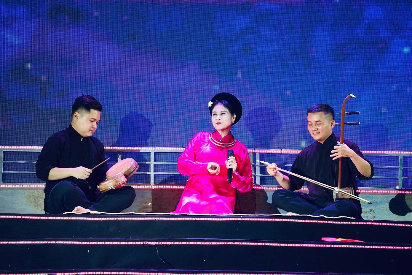 Sau khi nghỉ hưu, NSND Thanh Ngoan dành thời gian cho công việc giảng dạy, truyền lửa cho thế hệ nghệ sĩ trẻ, đi khắp muôn nơi để mang điệu chèo đến cho công chúng… Sau khi nghỉ hưu, NSND Thanh Ngoan dành thời gian cho công việc giảng dạy, truyền lửa cho thế hệ nghệ sĩ trẻ, đi khắp muôn nơi để mang điệu chèo đến cho công chúng…