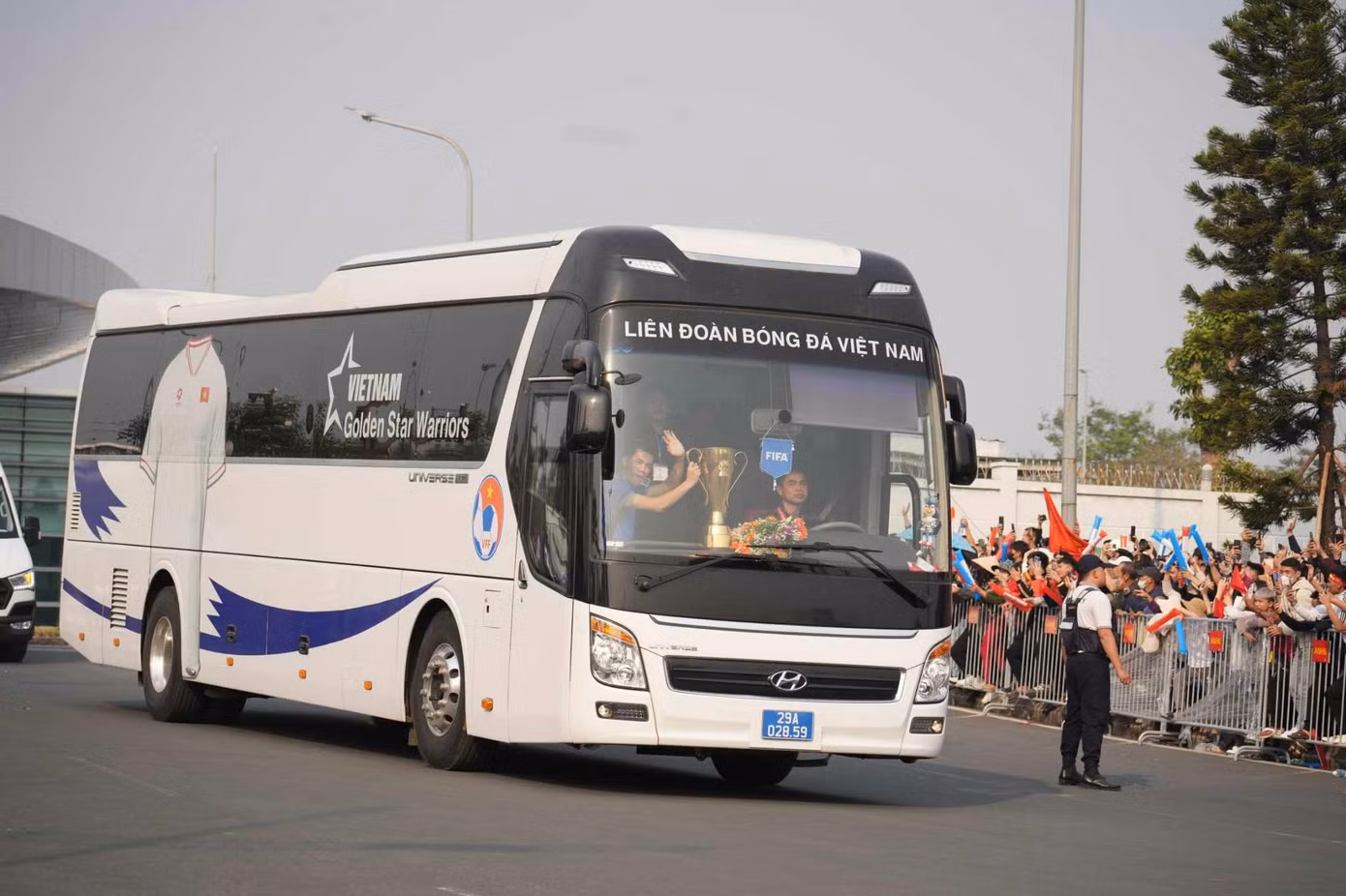 Theo kế hoạch, chuyến xe đặc biệt sẽ đưa đội tuyển Việt Nam di chuyển theo cung đường Hùng Vương và một số tuyến đường trung tâm trước khi đưa các cầu thủ về nghỉ tại khách sạn tại Mỹ Đình Theo kế hoạch, chuyến xe đặc biệt sẽ đưa đội tuyển Việt Nam di chuyển theo cung đường Hùng Vương và một số tuyến đường trung tâm trước khi đưa các cầu thủ về nghỉ tại khách sạn tại Mỹ Đình