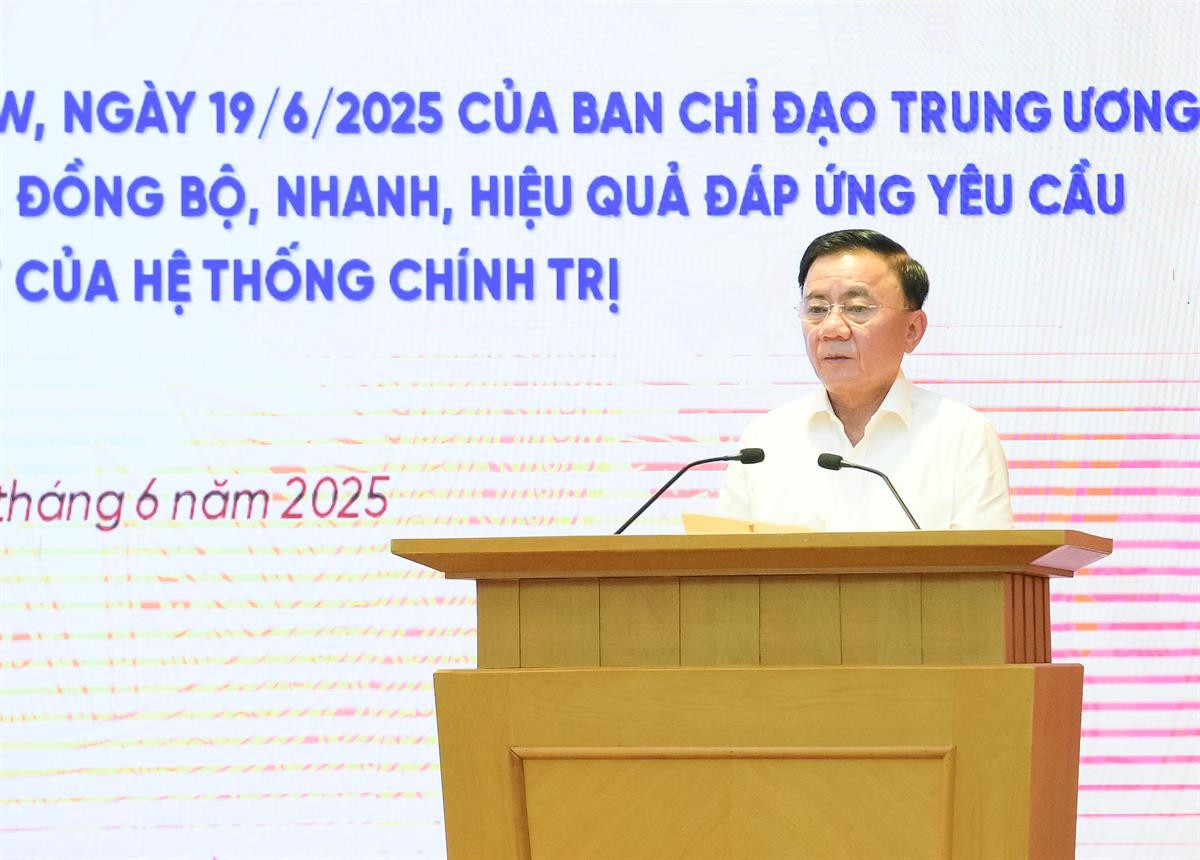 Đồng chí Trần Cẩm Tú, Ủy viên Bộ Chính trị, Thường trực Ban Bí thư, Phó Trưởng Ban Chỉ đạo phát biểu chỉ đạo tại Hội nghị.