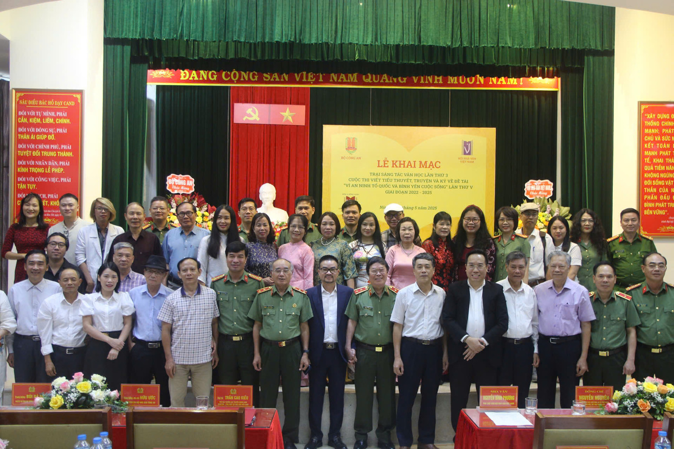 Trại sáng tác trong khuôn khổ cuộc thi sáng tác Vì an ninh Tổ quốc và bình yên cuộc sống lần thứ 5 khai mạc ngày 15/5 tại Ninh Bình. Ảnh: Đức Huy.