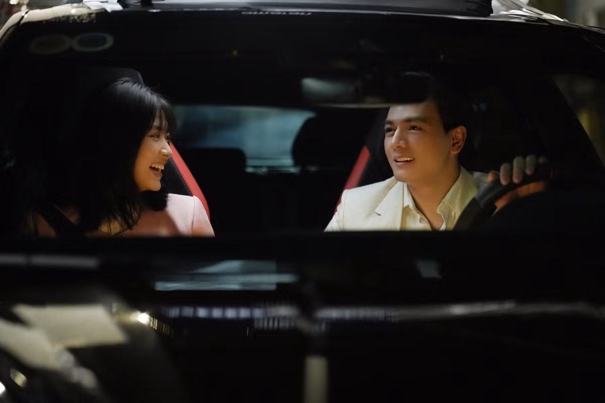 Mối tình tay ba của Vân (Đoàn Thiên Ân) và hai thiếu gia giàu có Quang (Lê Xuân Tiền) và Tú (Ma Ran Đô). Mối tình tay ba của Vân (Đoàn Thiên Ân) và hai thiếu gia giàu có Quang (Lê Xuân Tiền) và Tú (Ma Ran Đô).