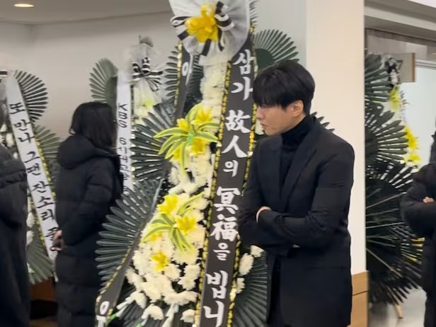 Won Bin đến tiễn biệt diễn viên Kim Sae Ron. Won Bin đến tiễn biệt diễn viên Kim Sae Ron.