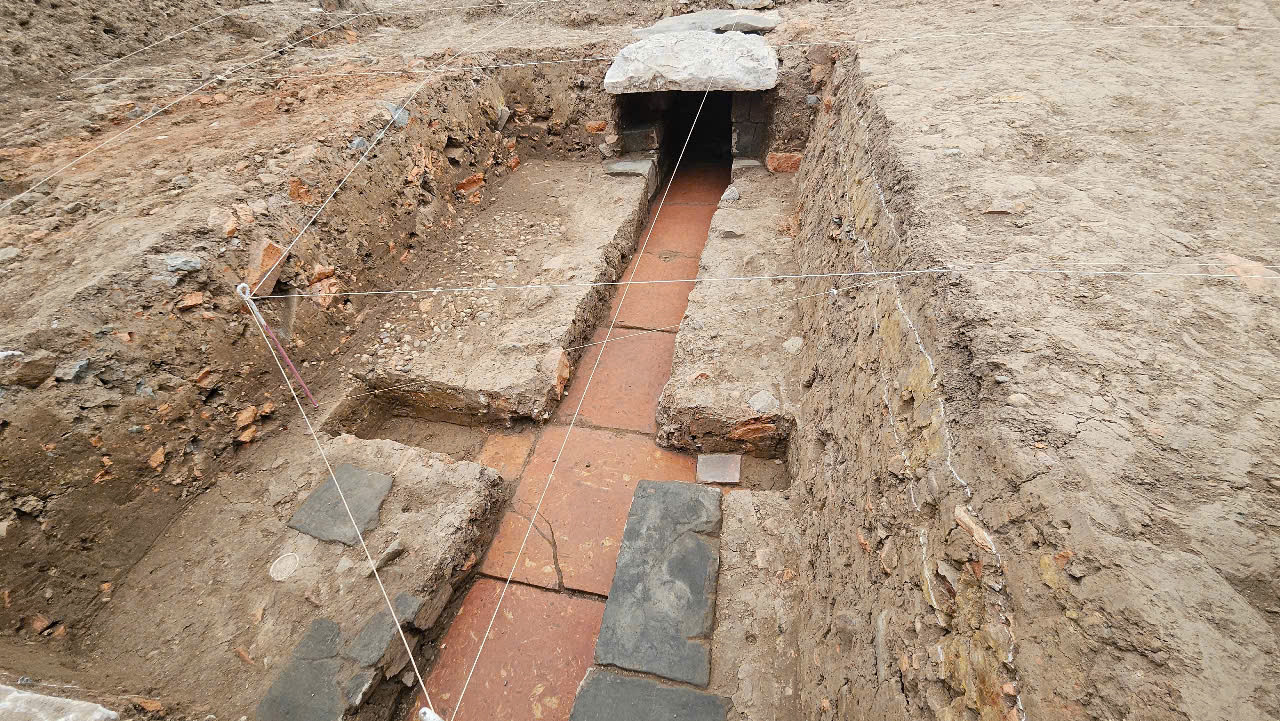 Phát lộ cống ngầm khá lớn dưới đường Ngự Đạo là điểm nổi bật của cuộc khai quật thăm dò khu vực Chính điện Kính Thiên năm 2024.