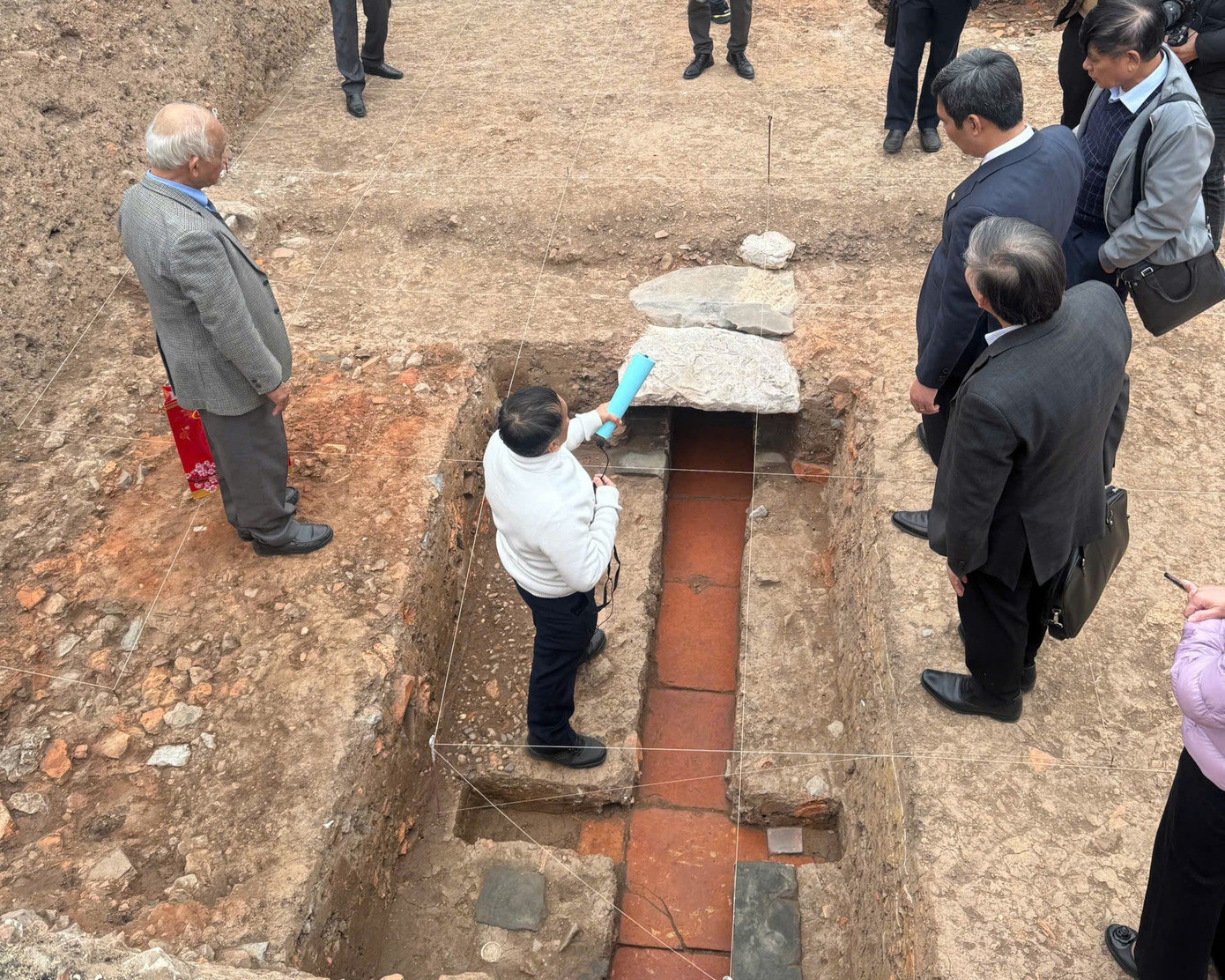 Phát lộ cống ngầm khá lớn dưới đường Ngự Đạo là điểm nổi bật của cuộc khai quật thăm dò khu vực Chính điện Kính Thiên năm 2024.