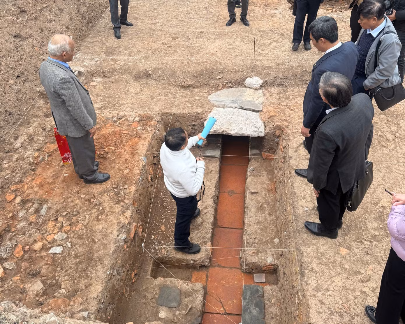 Phát lộ cống ngầm khá lớn dưới đường Ngự Đạo là điểm nổi bật của cuộc khai quật thăm dò khu vực Chính điện Kính Thiên năm 2024.