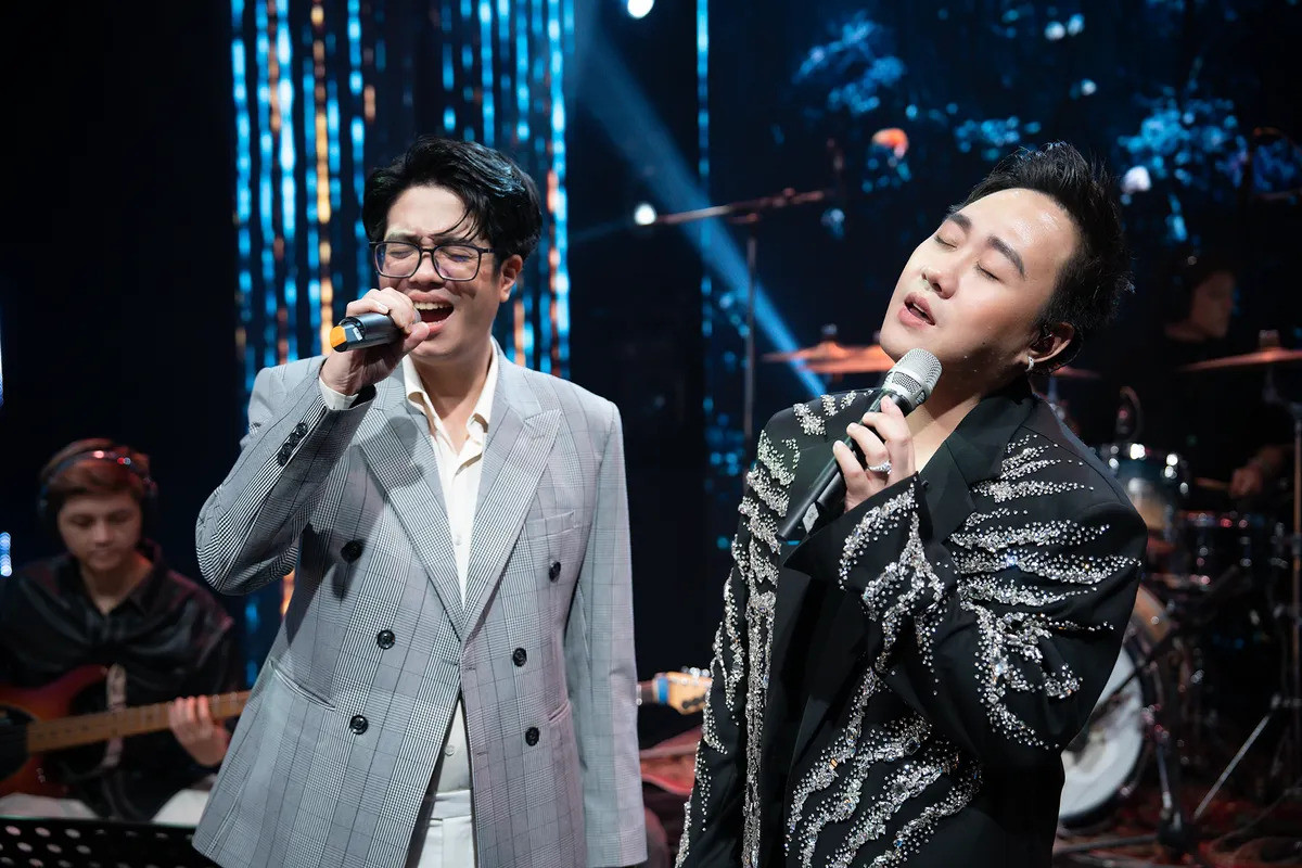 Trung Quân Idol và Bùi Anh Tuấn là khách mời của Cuộc hẹn cuối tuần. Trung Quân Idol và Bùi Anh Tuấn là khách mời của Cuộc hẹn cuối tuần.