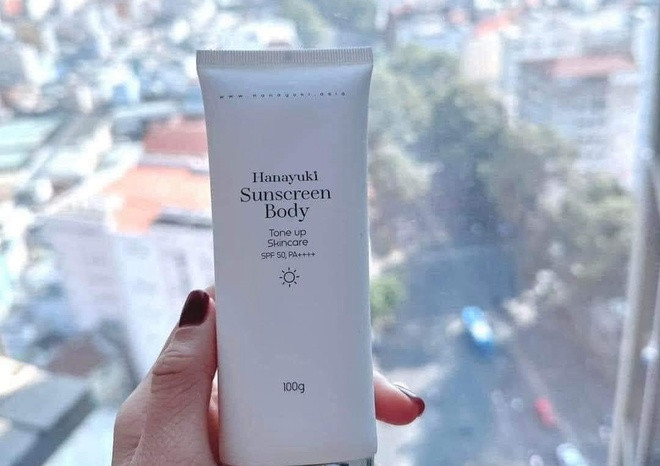 Sản phẩm chống nắng Hanayuki sunscreen body có chỉ số chống nắng trên nhãn là SPF 50 nhưng kết quả kiểm nghiệm là SPF 2,4. Sản phẩm chống nắng Hanayuki sunscreen body có chỉ số chống nắng trên nhãn là SPF 50 nhưng kết quả kiểm nghiệm là SPF 2,4.