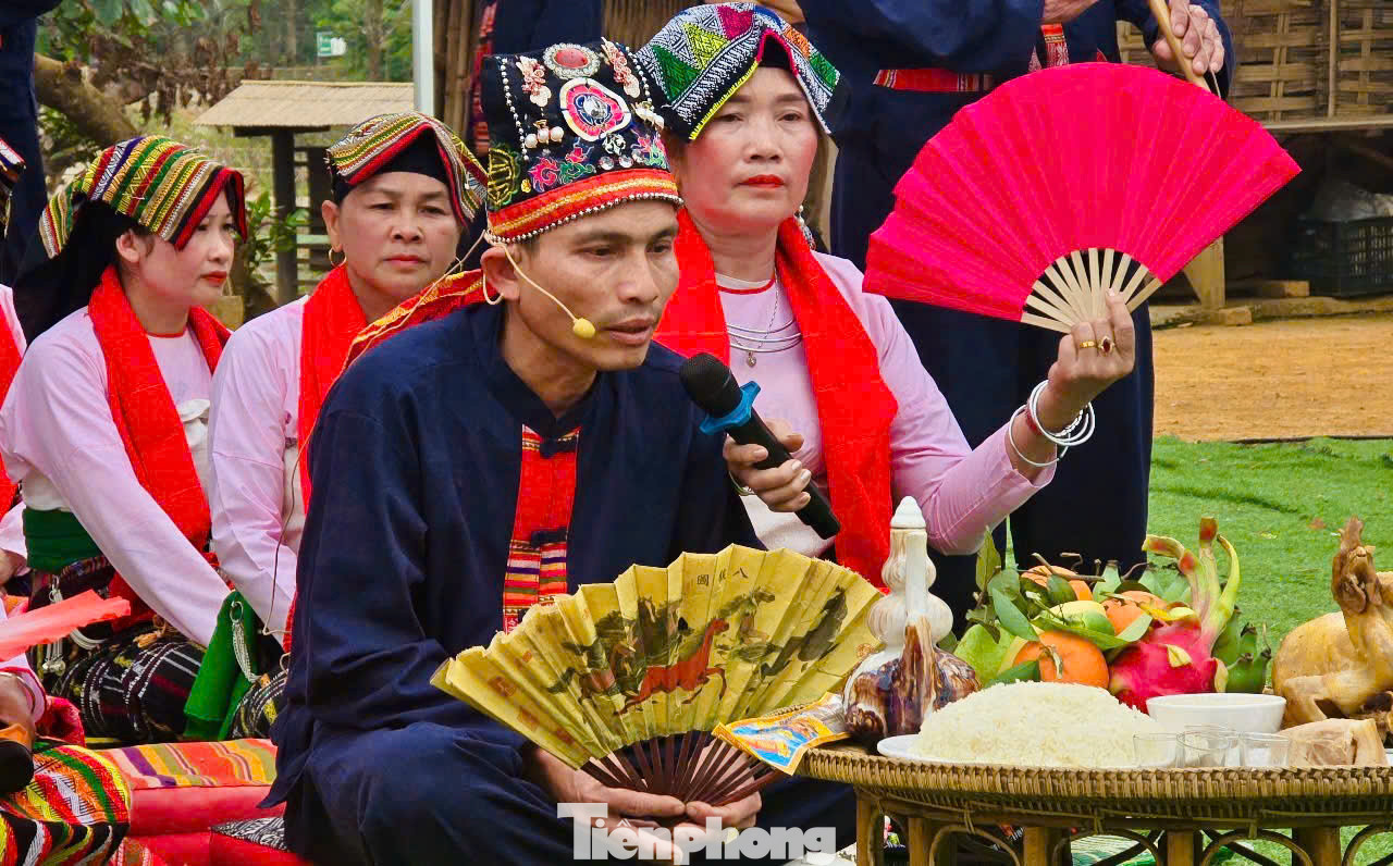 Người nhập vai “Thần”, đóng vai “Mường Trời” trong lễ hội Kin Chiêng Boọc Mạy - Hát múa ăn mừng dưới cây bông đã mượn cái “uy” của thần để nói cái thực ở đời, để răn dạy người đời điều chỉnh các hành vi văn hóa, không làm điều ác, sống yêu thương nhau và làm những điều tốt lành.