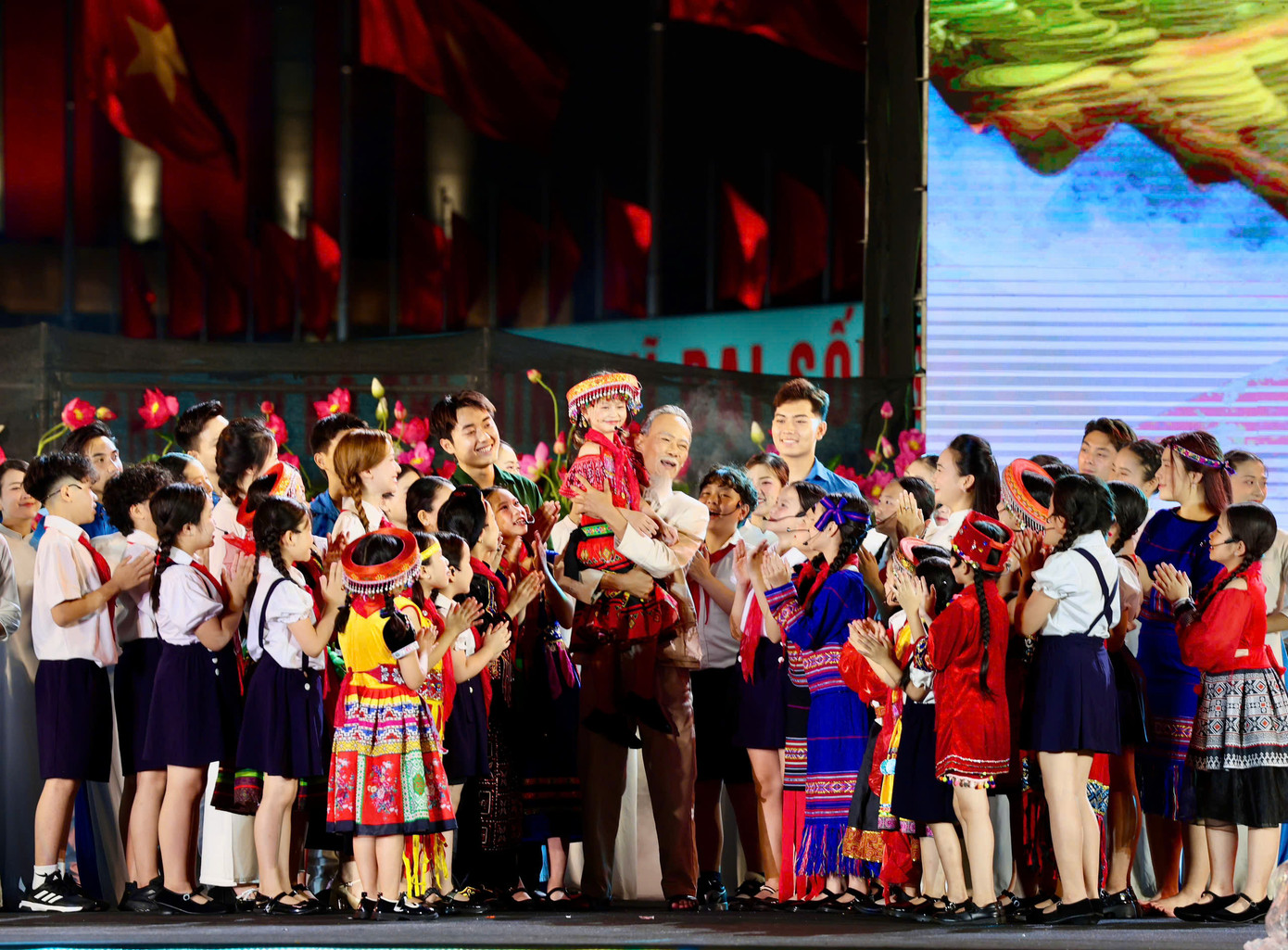 Những ký ức tuổi thơ bên dòng Lam quê mẹ, hình ảnh người thanh niên quyết chí ra đi tìm đường cứu nước, và cuộc đời chiến đấu không ngơi nghỉ vì độc lập dân tộc, vì hạnh phúc nhân dân… được tái hiện bằng âm nhạc và ngôn ngữ sân khấu đầy biểu cảm. Ảnh: Duy Khánh.