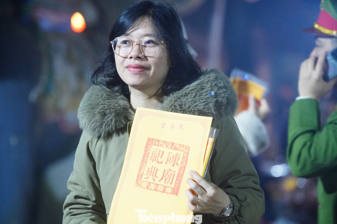 Du khách không ngần ngại khoe lá ấn bản thân mất rất nhiều công sức mới sở hữu được.