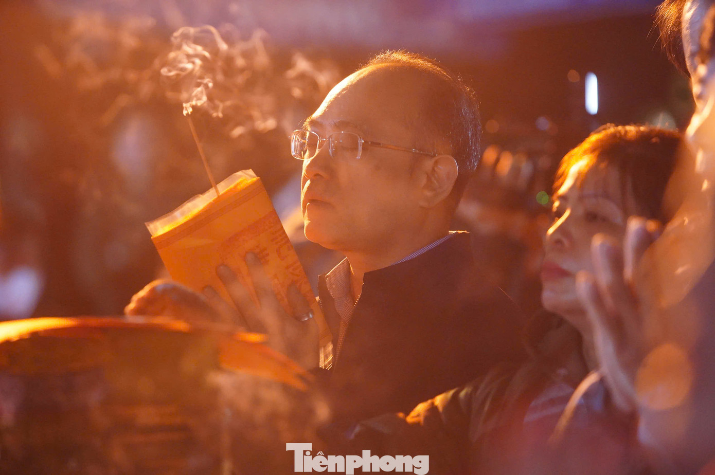 Với lá ấn, người dân tiếp tục thành kính dâng lễ, gửi gắm những tâm tư, nguyện vọng về một năm may mắn, thành công tới đức thánh Trần.