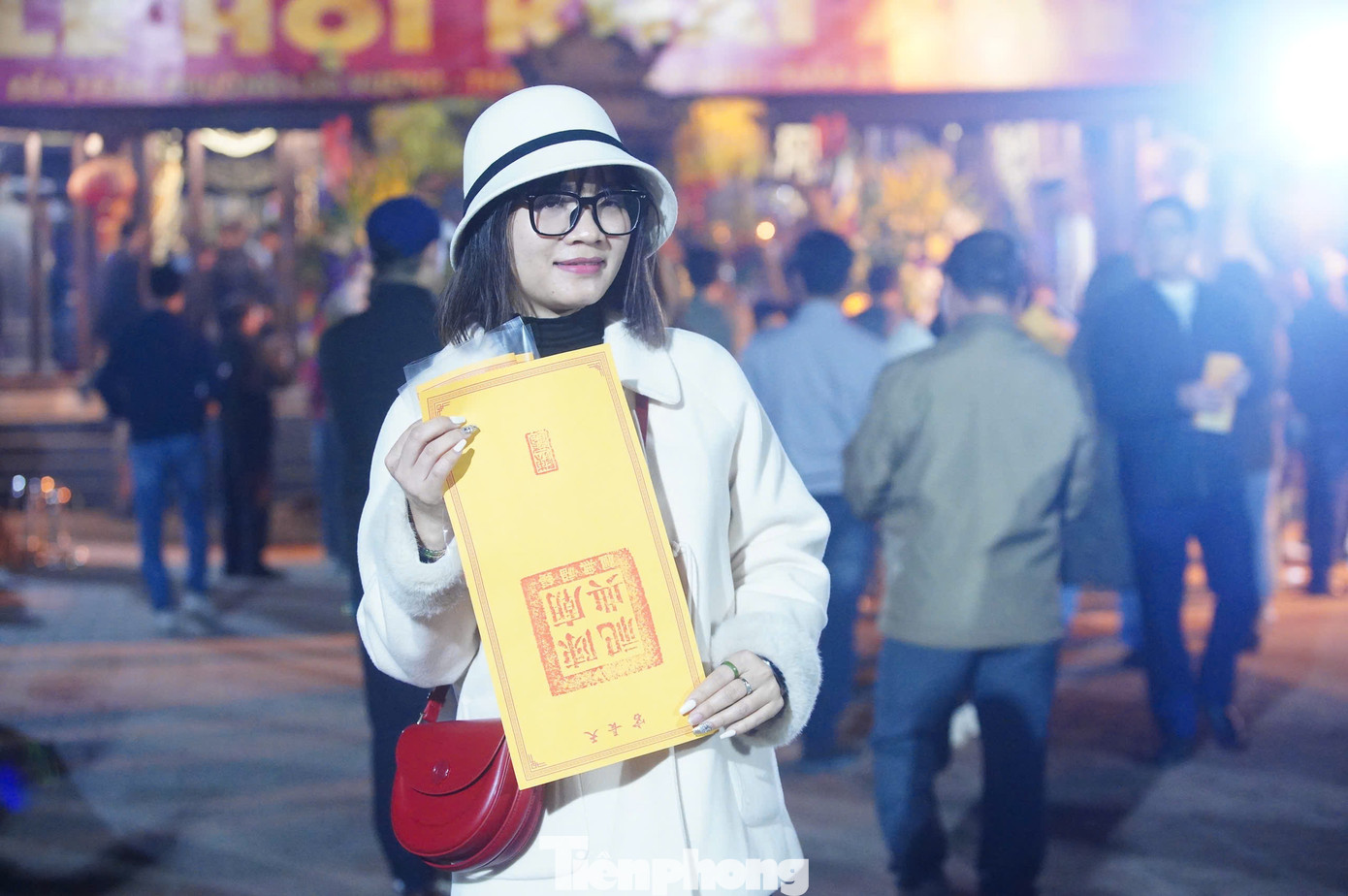 Du khách không ngần ngại khoe lá ấn bản thân mất rất nhiều công sức mới sở hữu được.