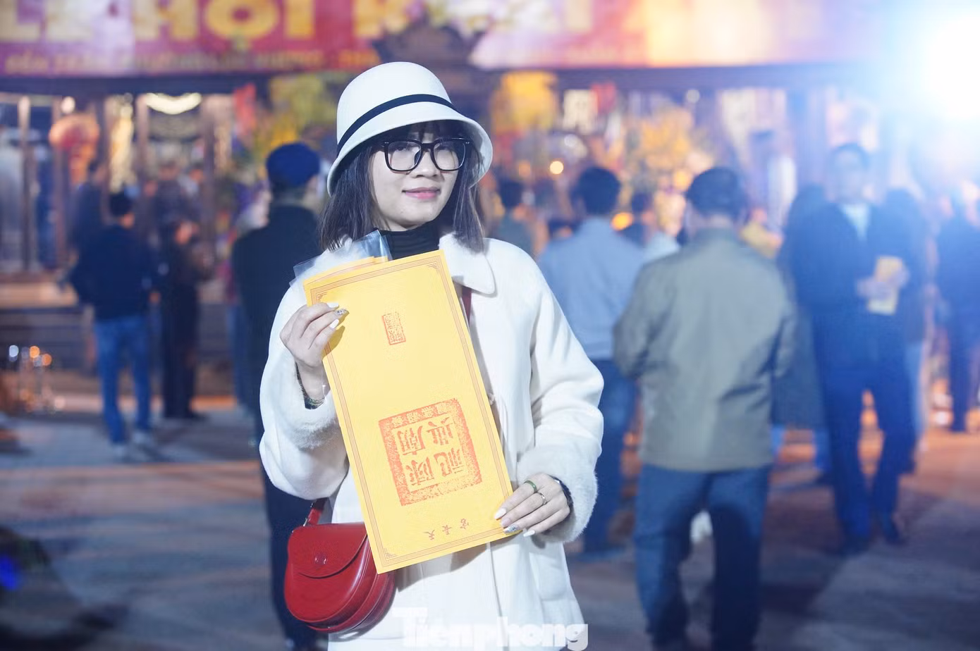 Du khách không ngần ngại khoe lá ấn bản thân mất rất nhiều công sức mới sở hữu được.