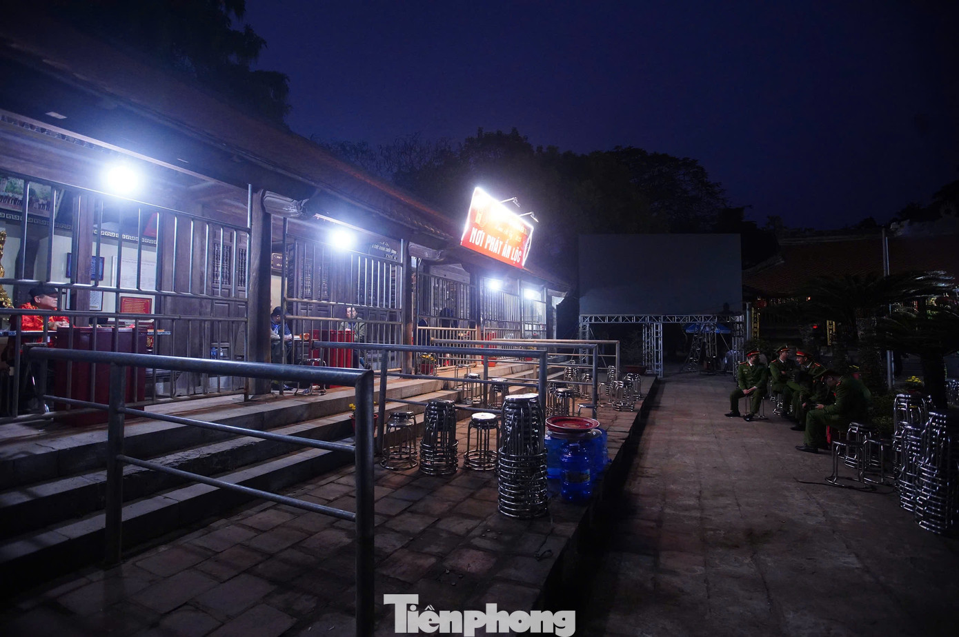 Sau 5h40 các gian phát ấn ở sân đền Thiên Trường trở nên vắng vẻ. Người dân tiếp tục đổ về đền Trần nhận ấn khi trời sáng hẳn. Trước đó, ông Nguyễn Đức Bình - Trưởng BQL Khu di tích Khu di tích đền Trần - chùa Phổ Minh cho biết lượng khách nhận ấn năm nay có thể cao hơn năm trước.