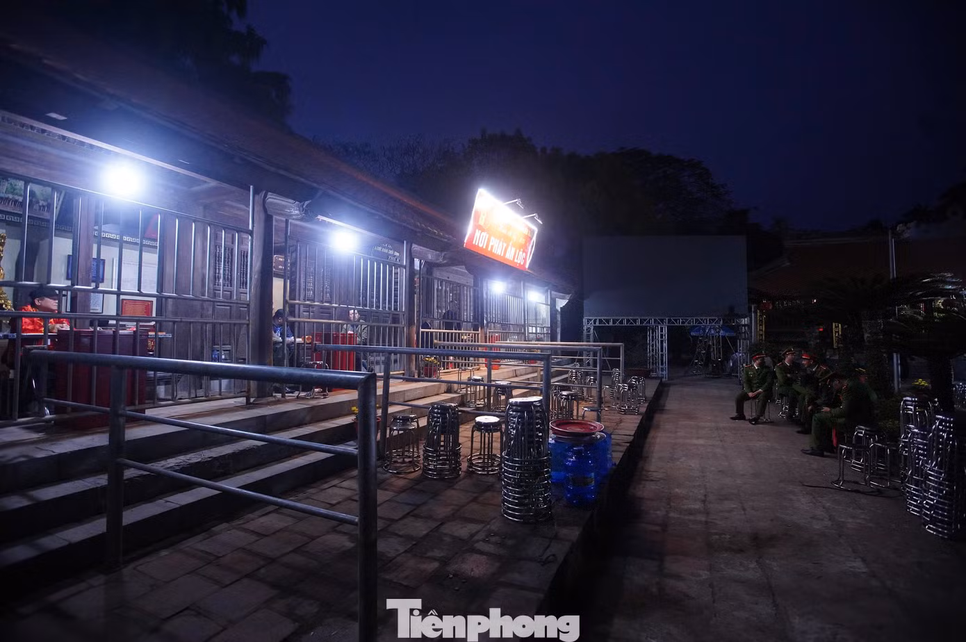 Sau 5h40 các gian phát ấn ở sân đền Thiên Trường trở nên vắng vẻ. Người dân tiếp tục đổ về đền Trần nhận ấn khi trời sáng hẳn. Trước đó, ông Nguyễn Đức Bình - Trưởng BQL Khu di tích Khu di tích đền Trần - chùa Phổ Minh cho biết lượng khách nhận ấn năm nay có thể cao hơn năm trước.