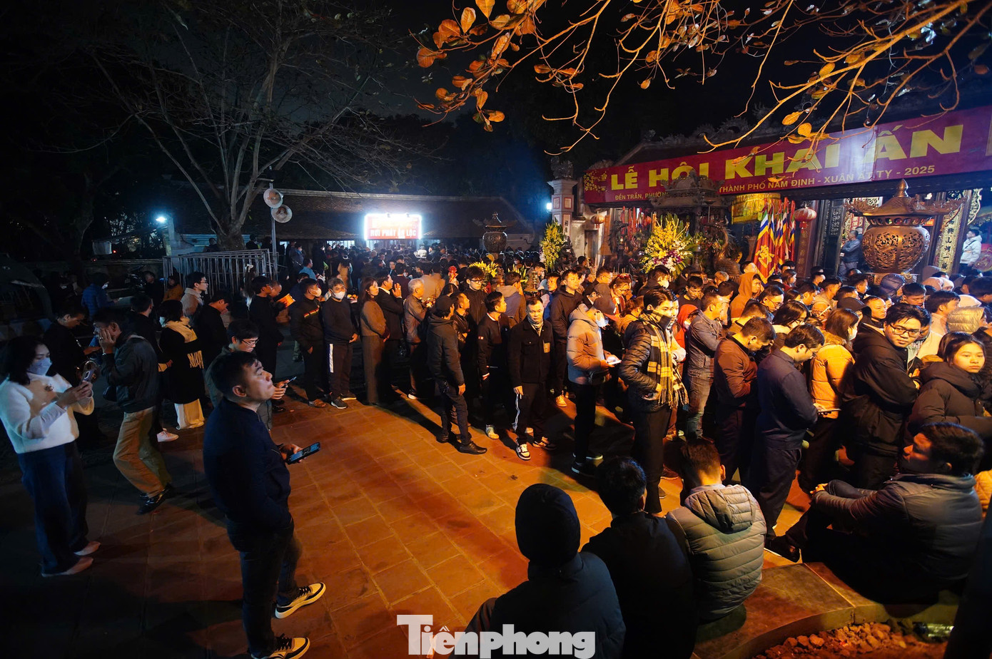 Không ít người dân, du khách thập phương đã đợi chờ khoảnh khắc lấy ấn từ tối hôm trước. Một số người chọn “màn trời chiếu đất" ngoài cổng đền để trở thành những người đầu tiên nhận được lá ấn lấy may.